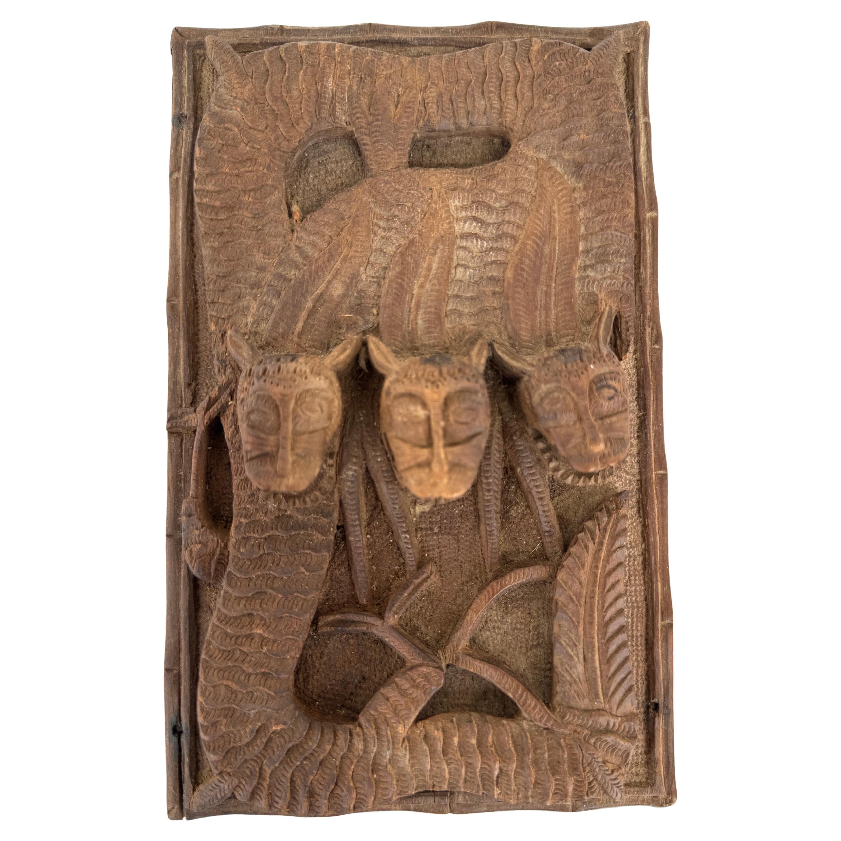 Boîte à bijoux en bois sculptée à la main d
un jaguar en relief en vente