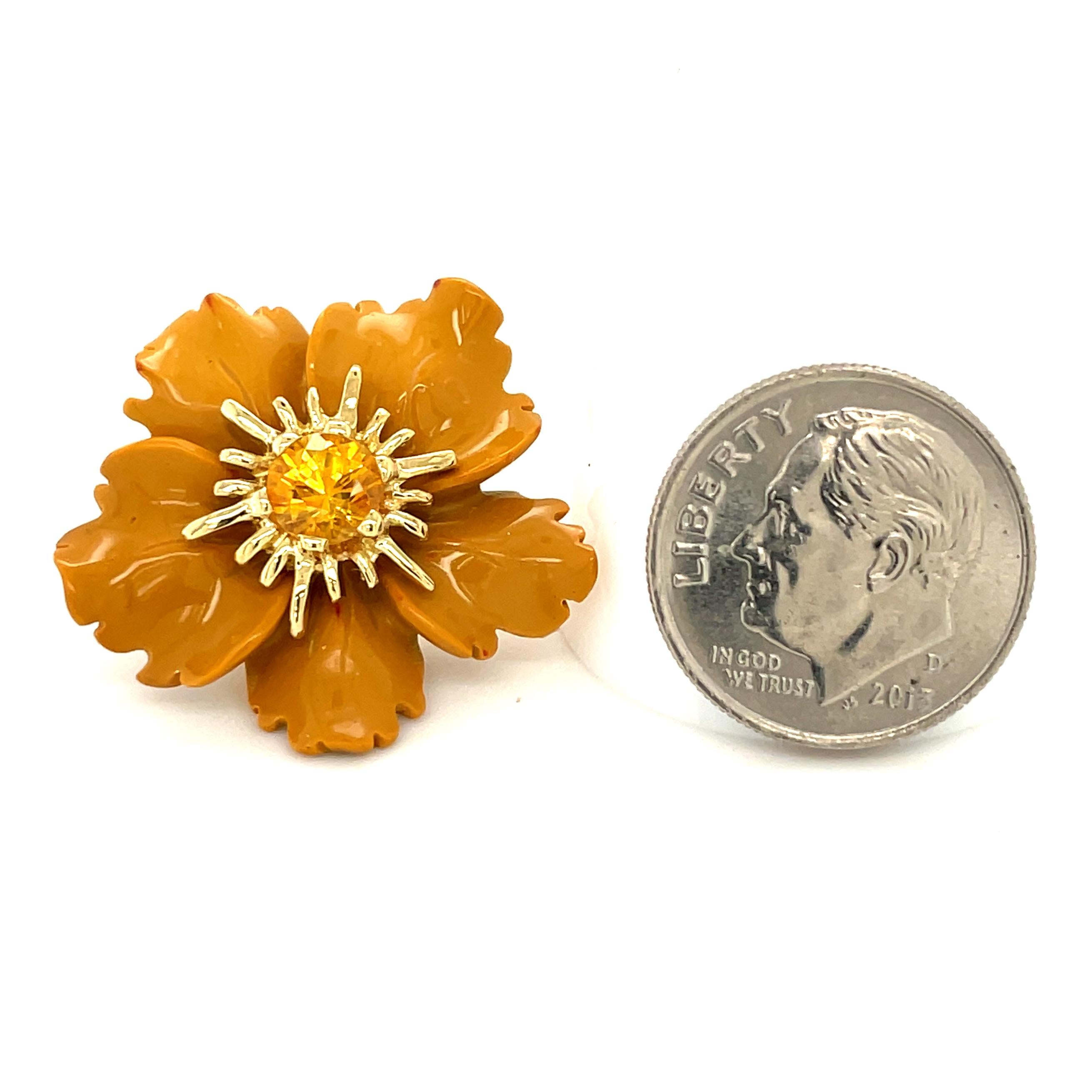 Geschnitzte Jaspis-Blumen-Ohrring-Jacke mit gelbem Saphir und goldenen Stamen-Pfosten im Angebot 5