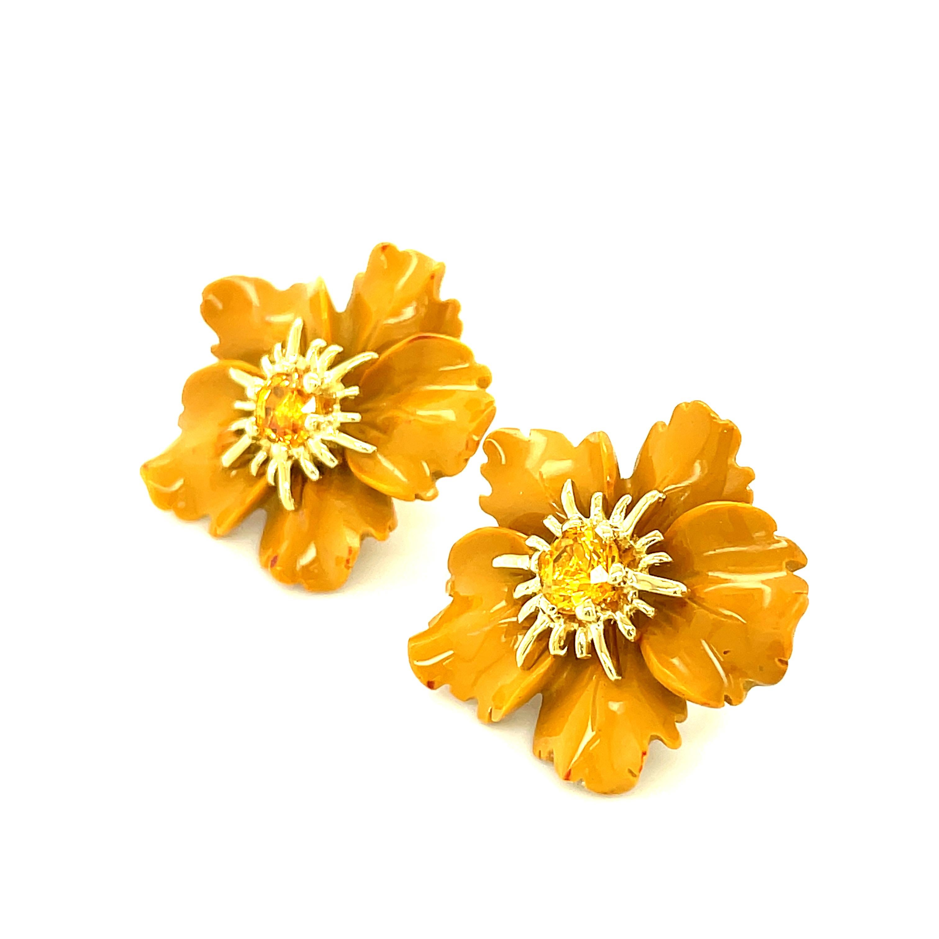 Geschnitzte Jaspis-Blumen-Ohrring-Jacke mit gelbem Saphir und goldenen Stamen-Pfosten (Kunsthandwerker*in) im Angebot
