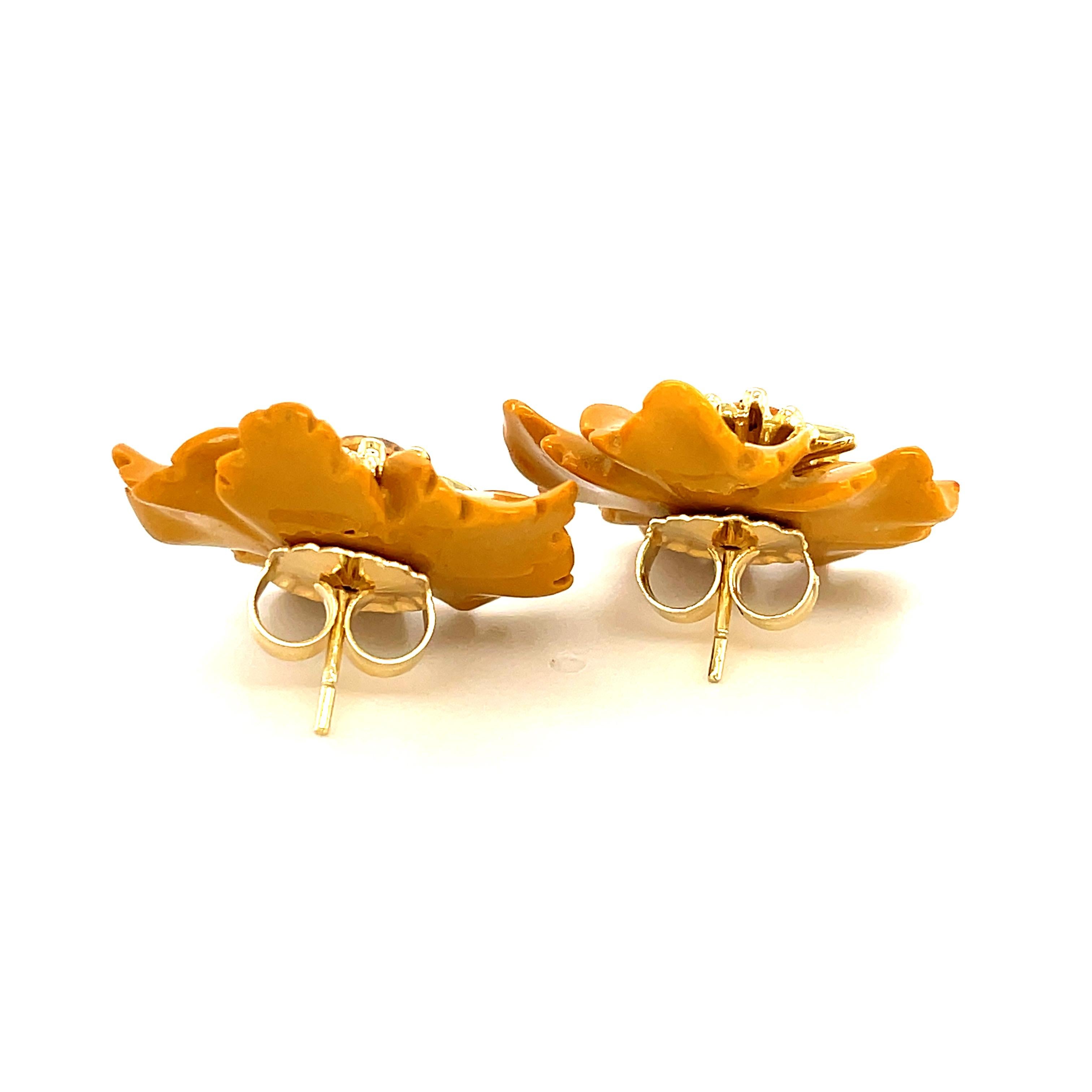 Geschnitzte Jaspis-Blumen-Ohrring-Jacke mit gelbem Saphir und goldenen Stamen-Pfosten im Angebot 3