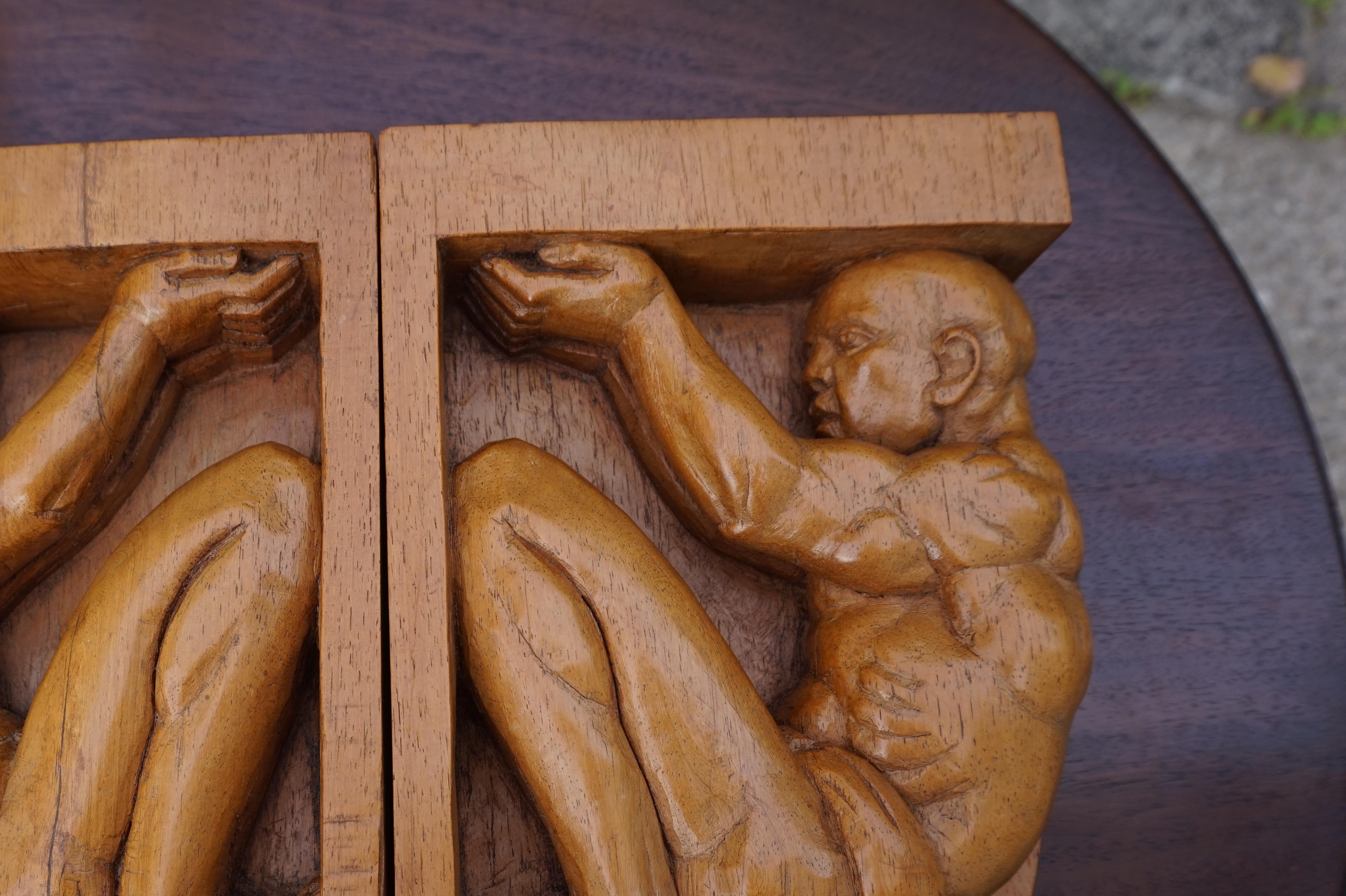 Handgeschnitzte handgeschnitzte Jati-Holz Arts & Crafts Buchstützen mit indigenen männlichen Skulpturen im Angebot 5