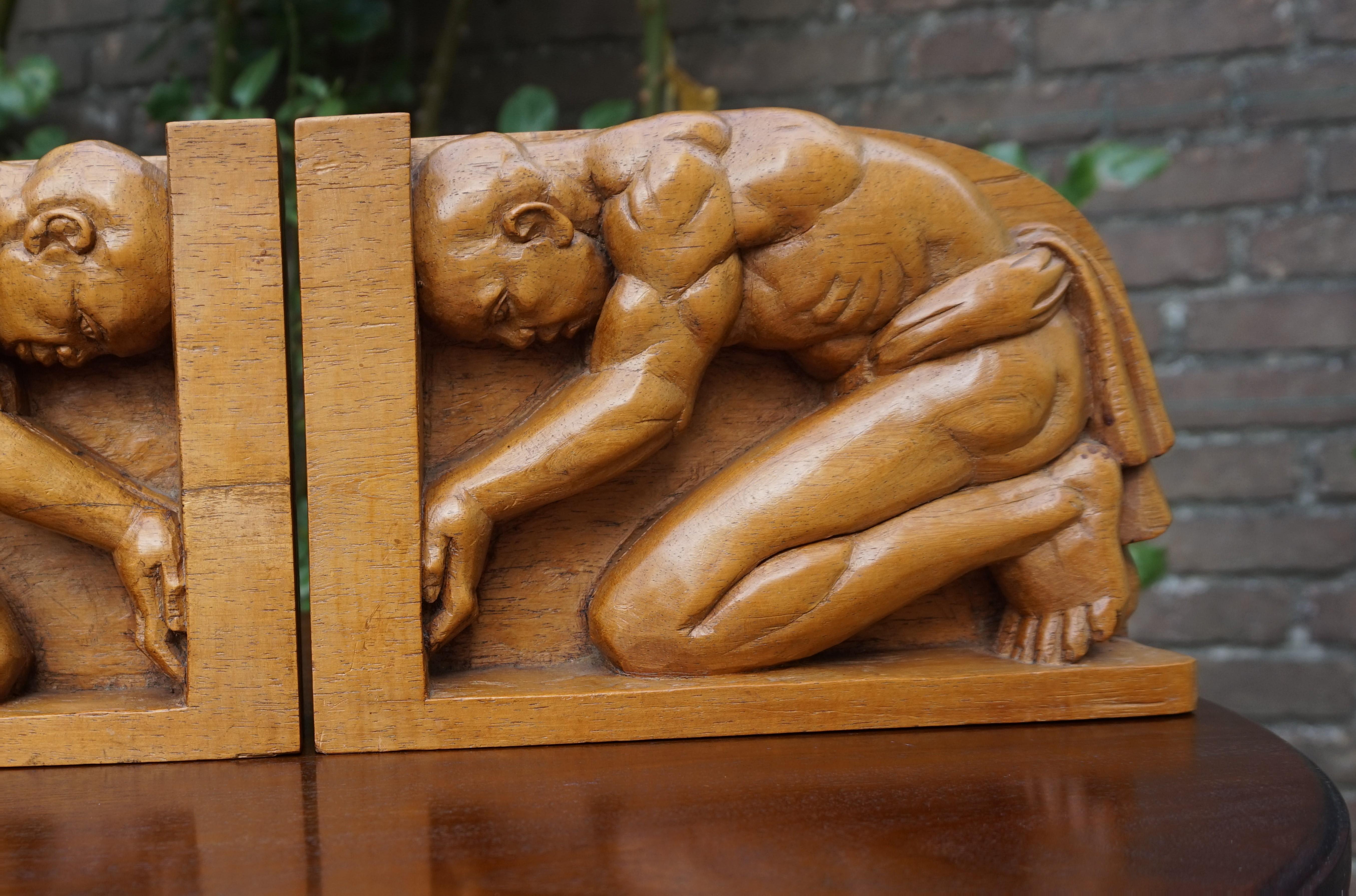 Serre-livres Arts & Crafts en bois de jati sculpté à la main avec sculptures masculines indigènes en vente 5