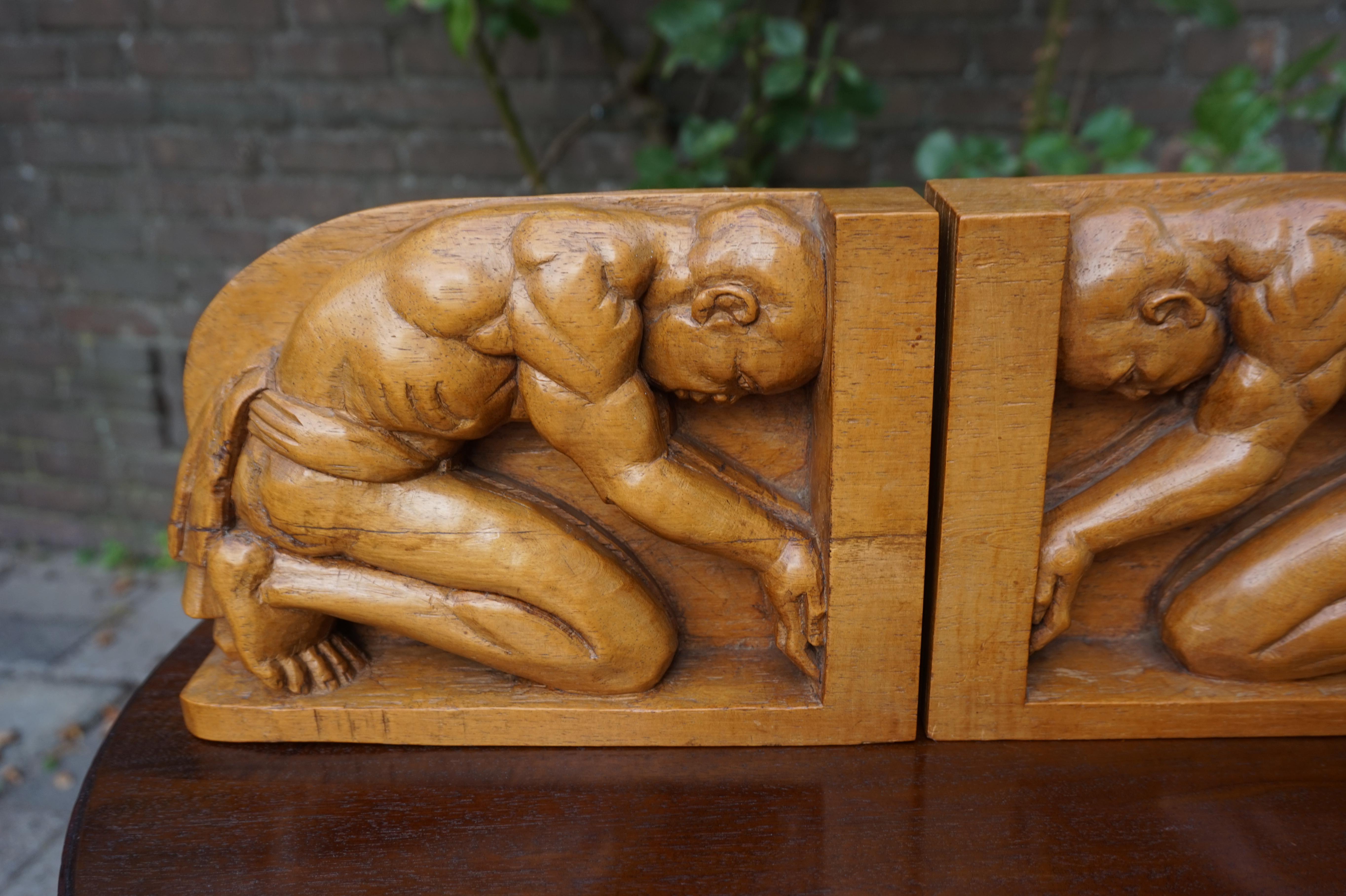 Serre-livres Arts & Crafts en bois de jati sculpté à la main avec sculptures masculines indigènes en vente 7
