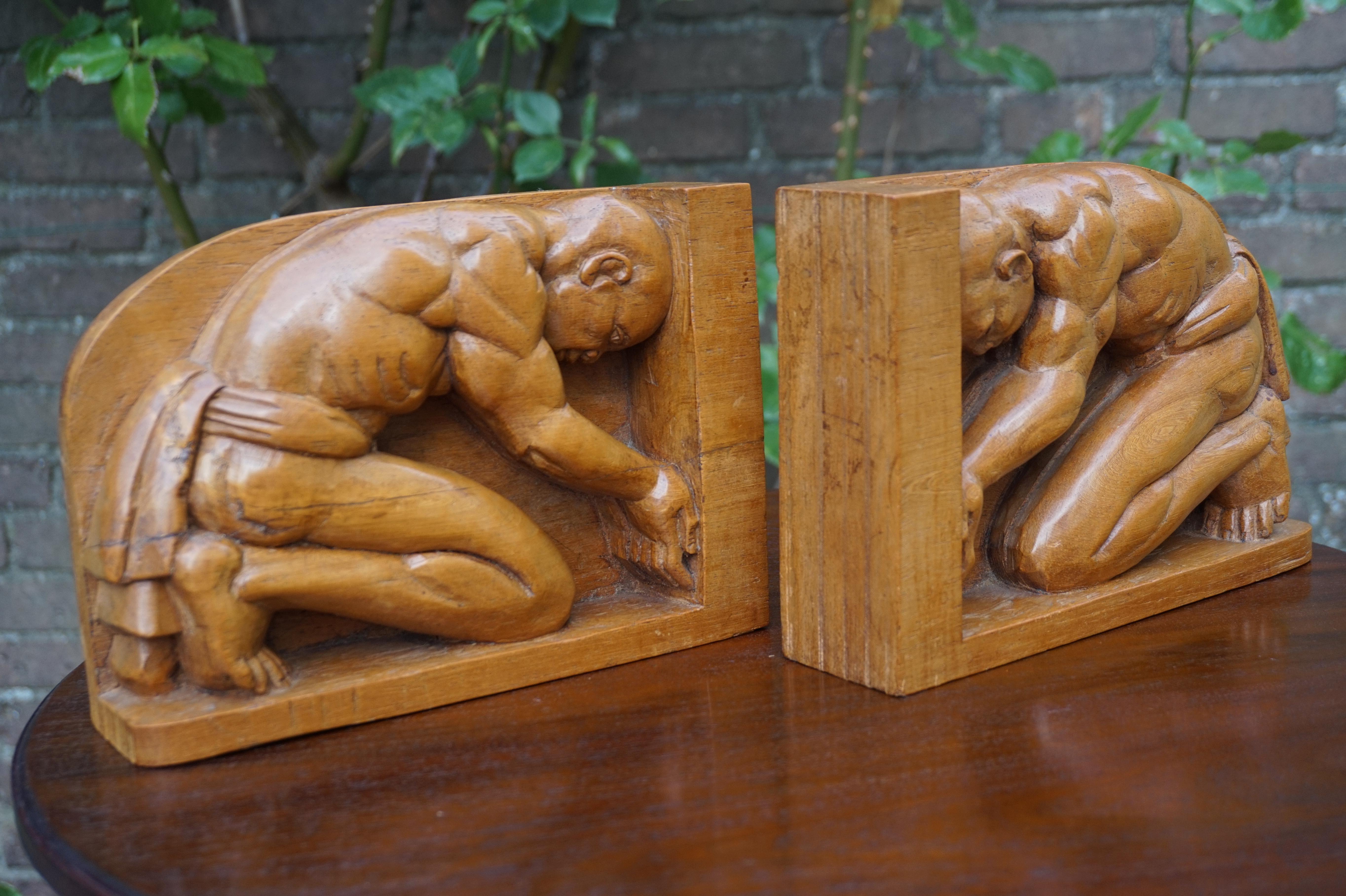 Serre-livres Arts & Crafts en bois de jati sculpté à la main avec sculptures masculines indigènes en vente 8