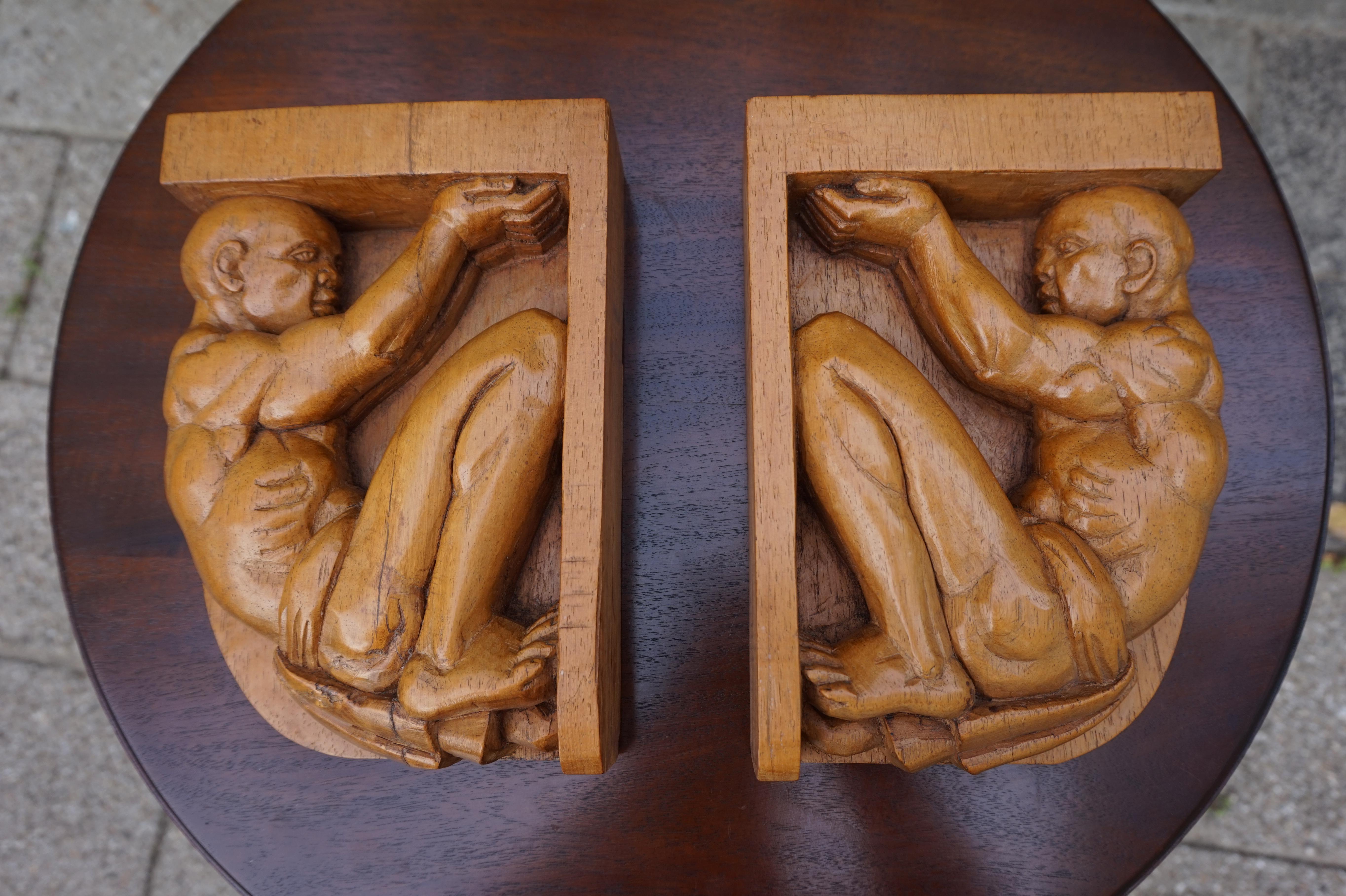 Serre-livres Arts & Crafts en bois de jati sculpté à la main avec sculptures masculines indigènes en vente 9