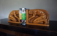 Fermalibri in legno Jati intagliato a mano con sculture maschili indigene