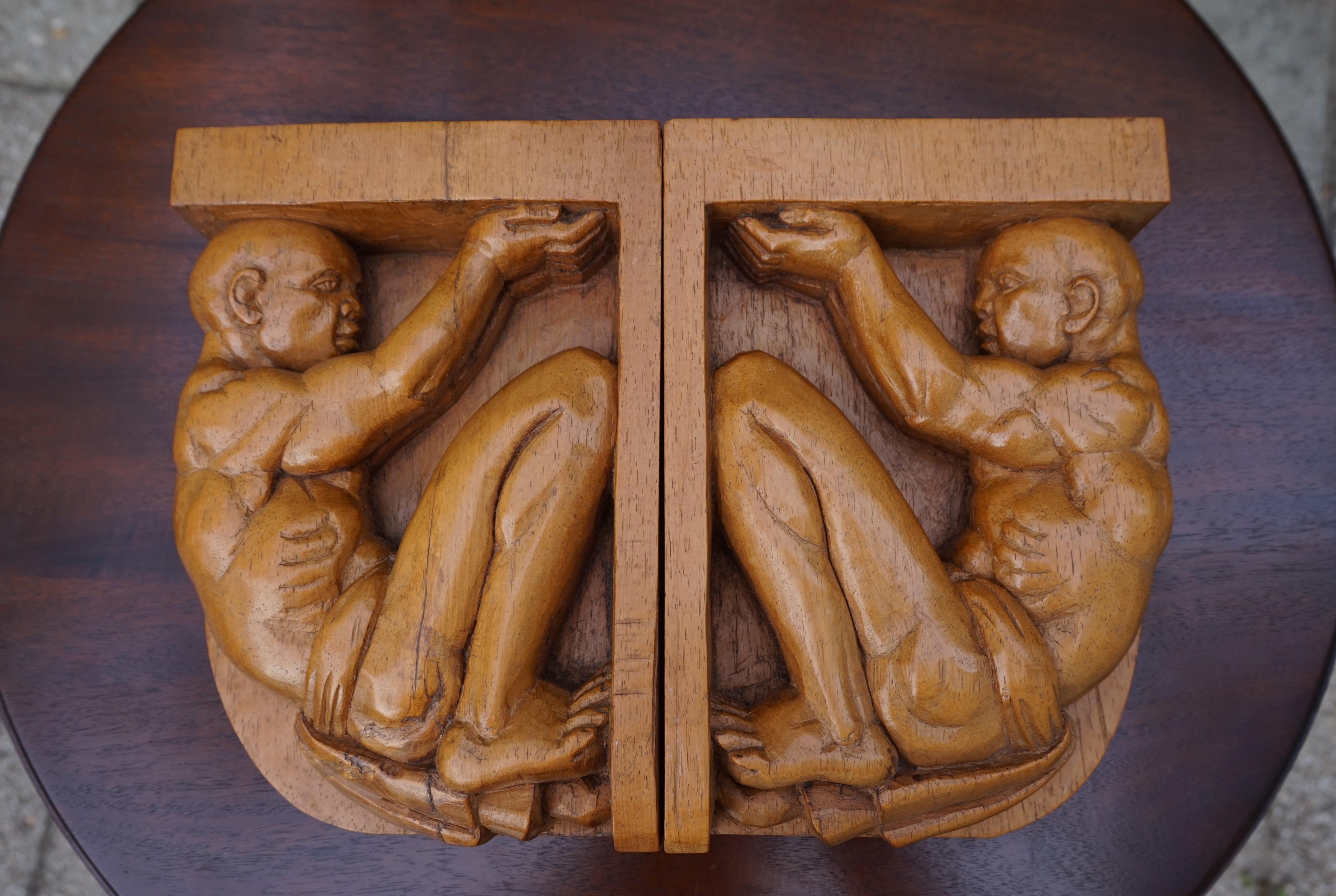 Hand-Carved Jati Wood Arts & Crafts Bookends with Indigenous Male Sculptures In Good Condition For Sale In Lisse, NL