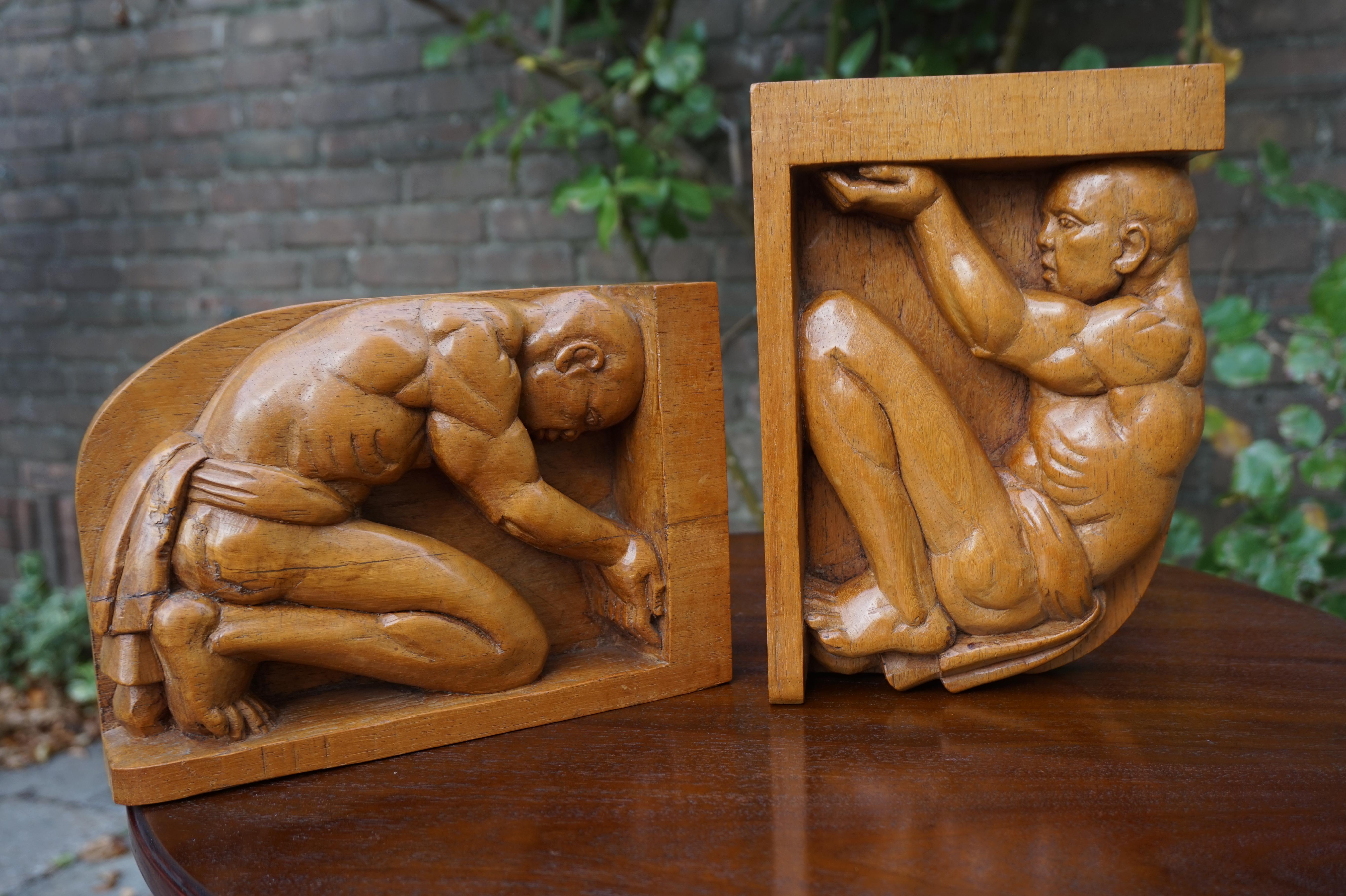 Handgeschnitzte handgeschnitzte Jati-Holz Arts & Crafts Buchstützen mit indigenen männlichen Skulpturen (20. Jahrhundert) im Angebot