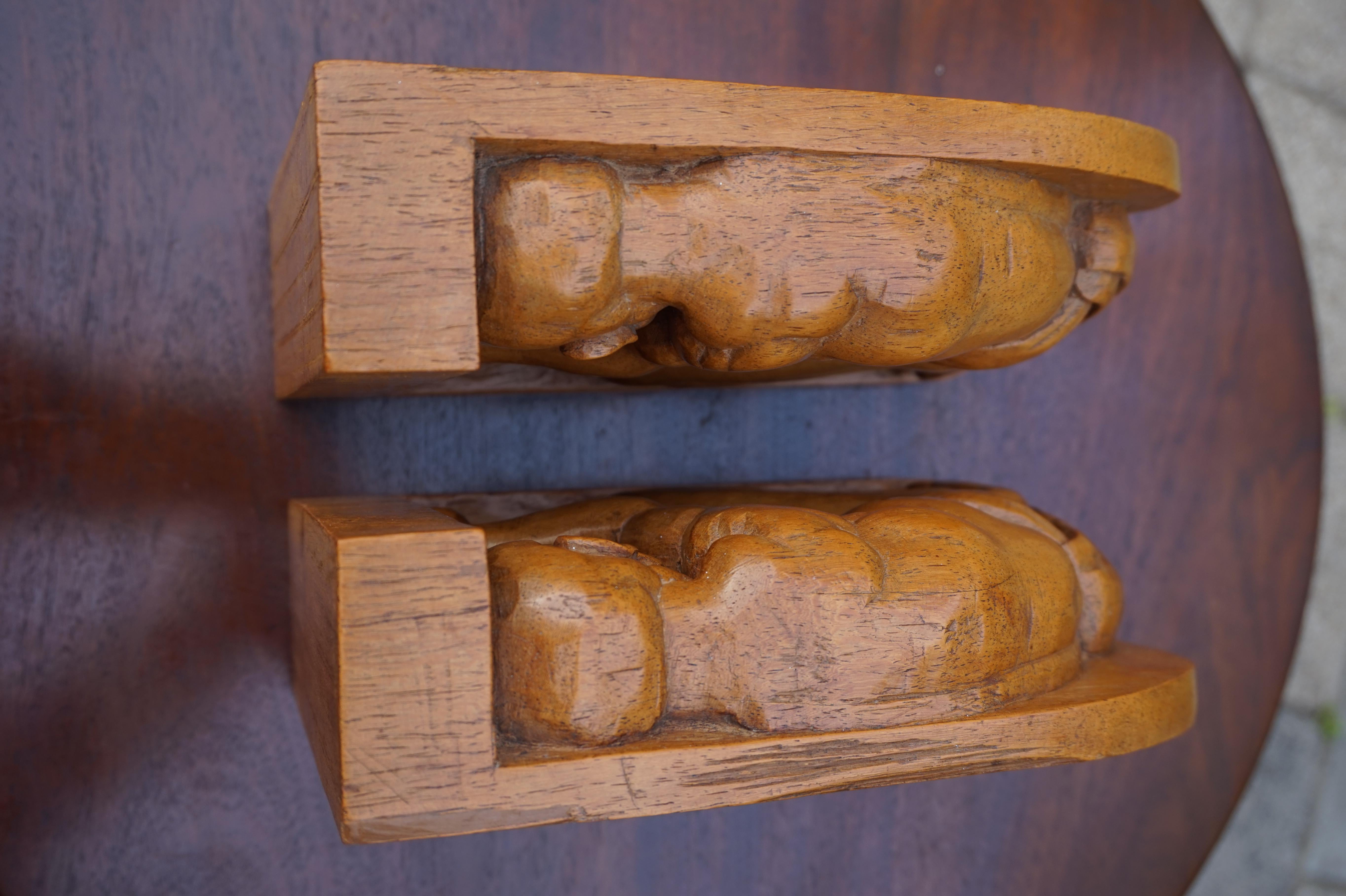 Handgeschnitzte handgeschnitzte Jati-Holz Arts & Crafts Buchstützen mit indigenen männlichen Skulpturen im Angebot 1