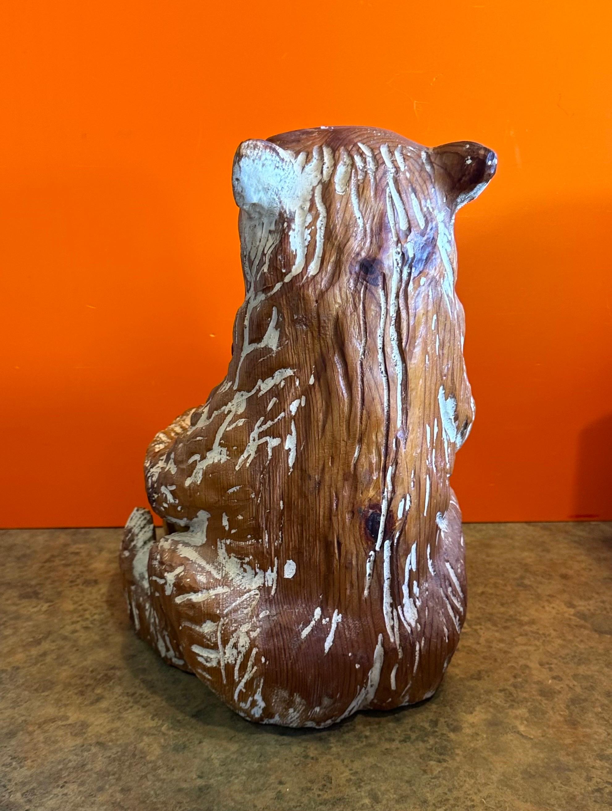 Pin Sculpture d'ours en pin noueux sculptée à la main et en laiton par Sarreid en vente
