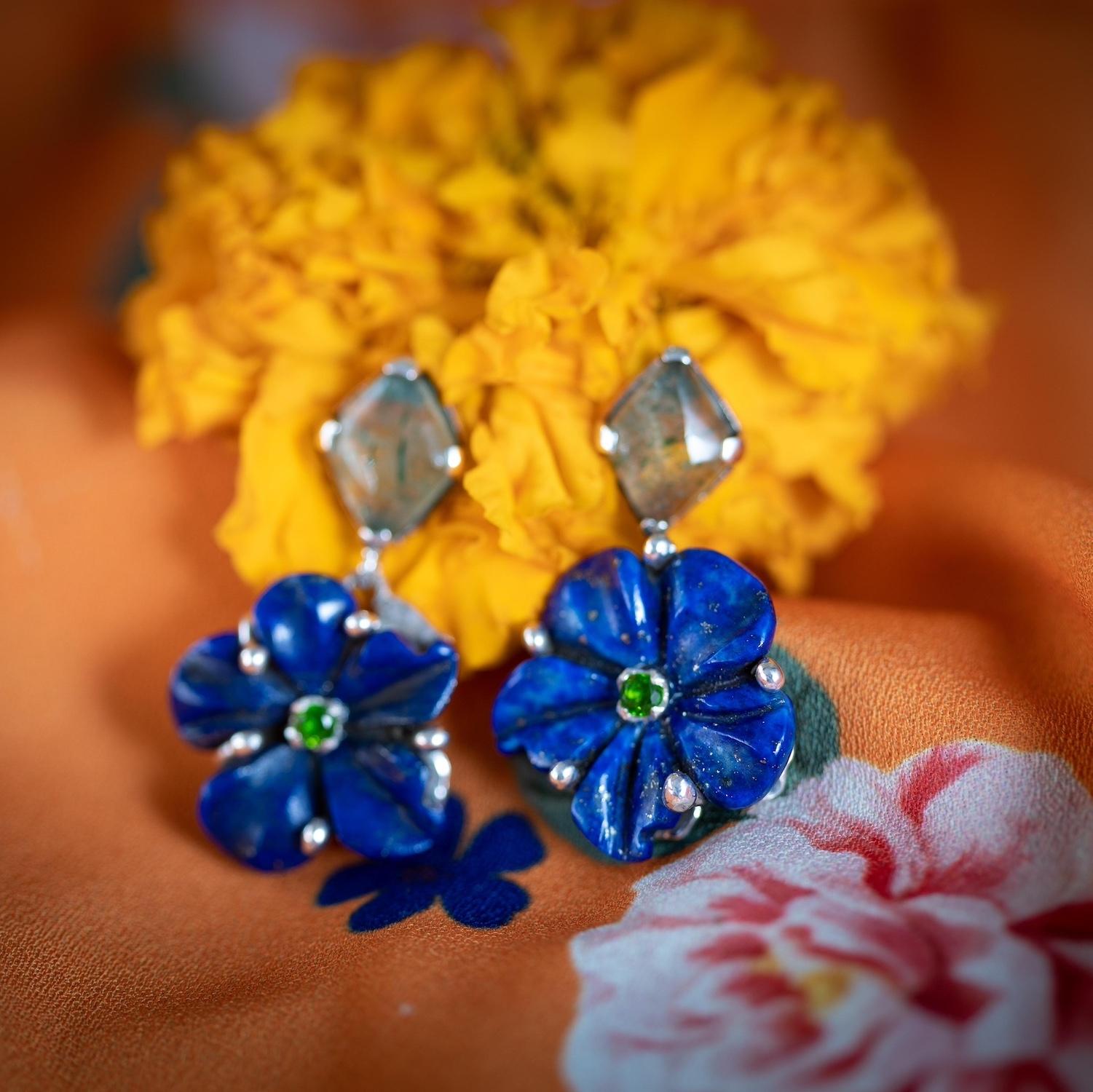 Taille cabochon Boucles d'oreilles fleurs en Lapis Lazuli sculptées à la main A Silver en vente