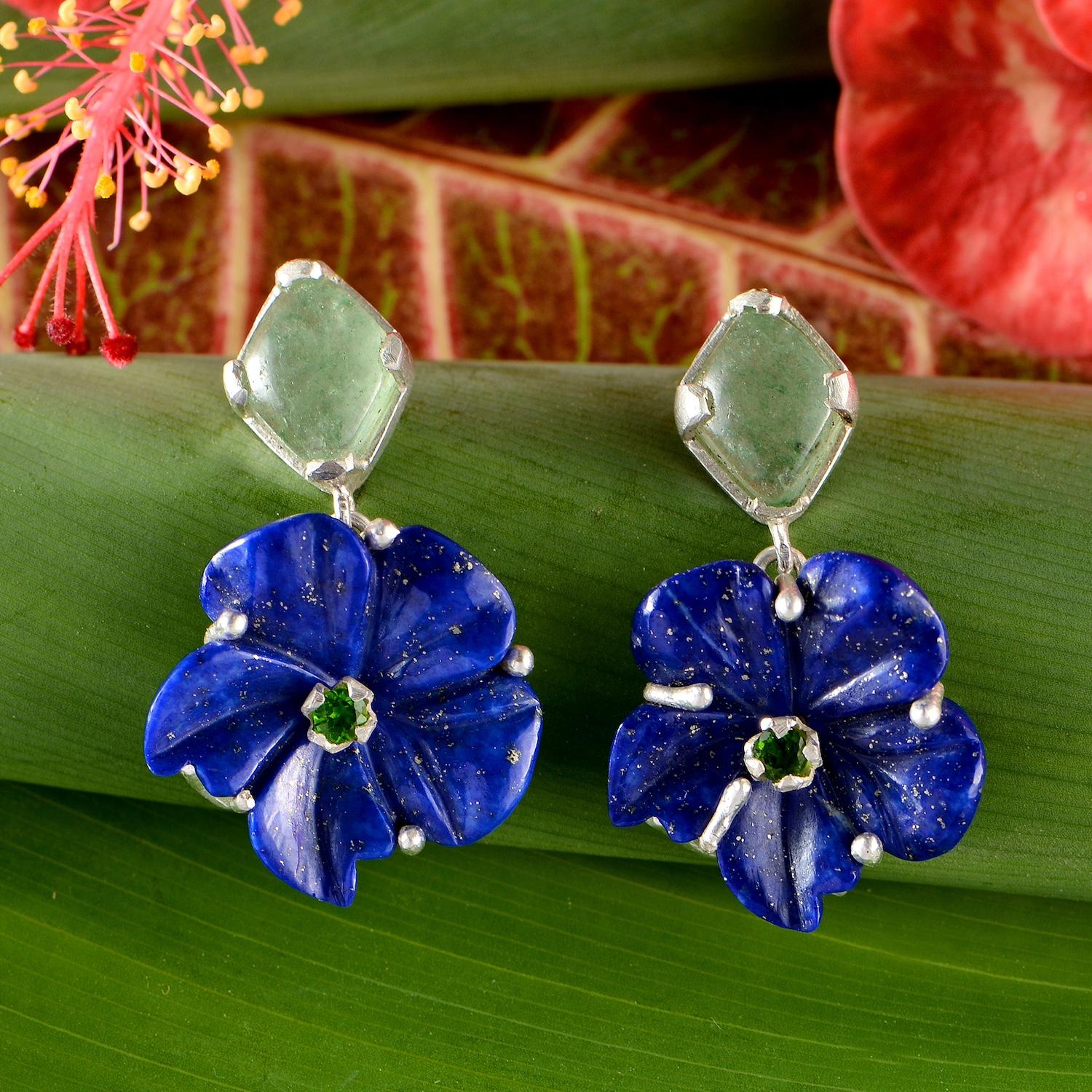 Boucles d'oreilles fleurs en Lapis Lazuli sculptées à la main A Silver Neuf - En vente à Frome, Somerset