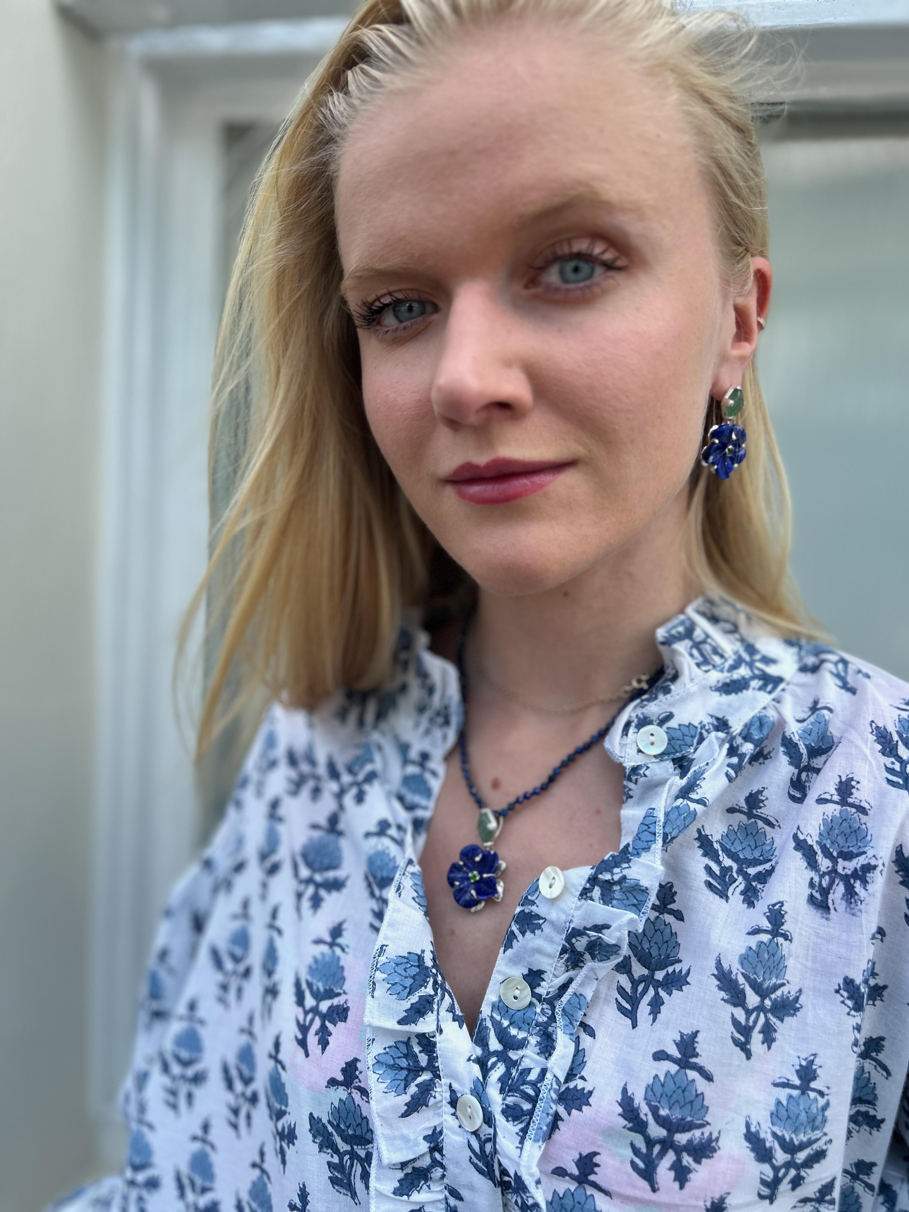 

Ce magnifique pendentif en forme de fleur en lapis-lazuli a été réalisé à la main selon l'art ancestral de la sculpture sur pierre. 

Chaque pendentif est orné d'une fleur sculptée, coiffée d'onyx fraise et incrustée d'un diopside chromé. 

Il est