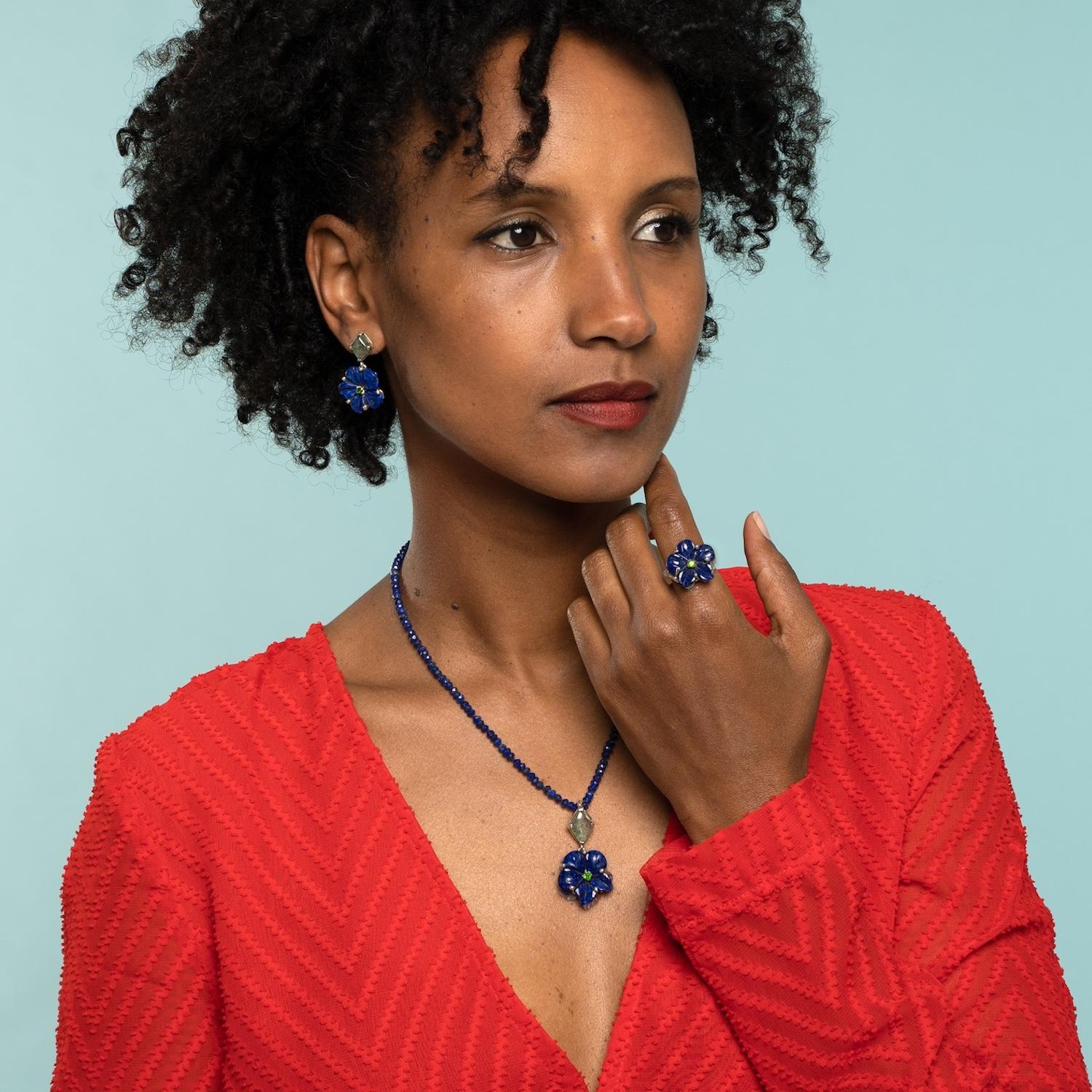 Contemporain Pendentif fleur en lapis-lazuli sculpté à la main A Silver en vente