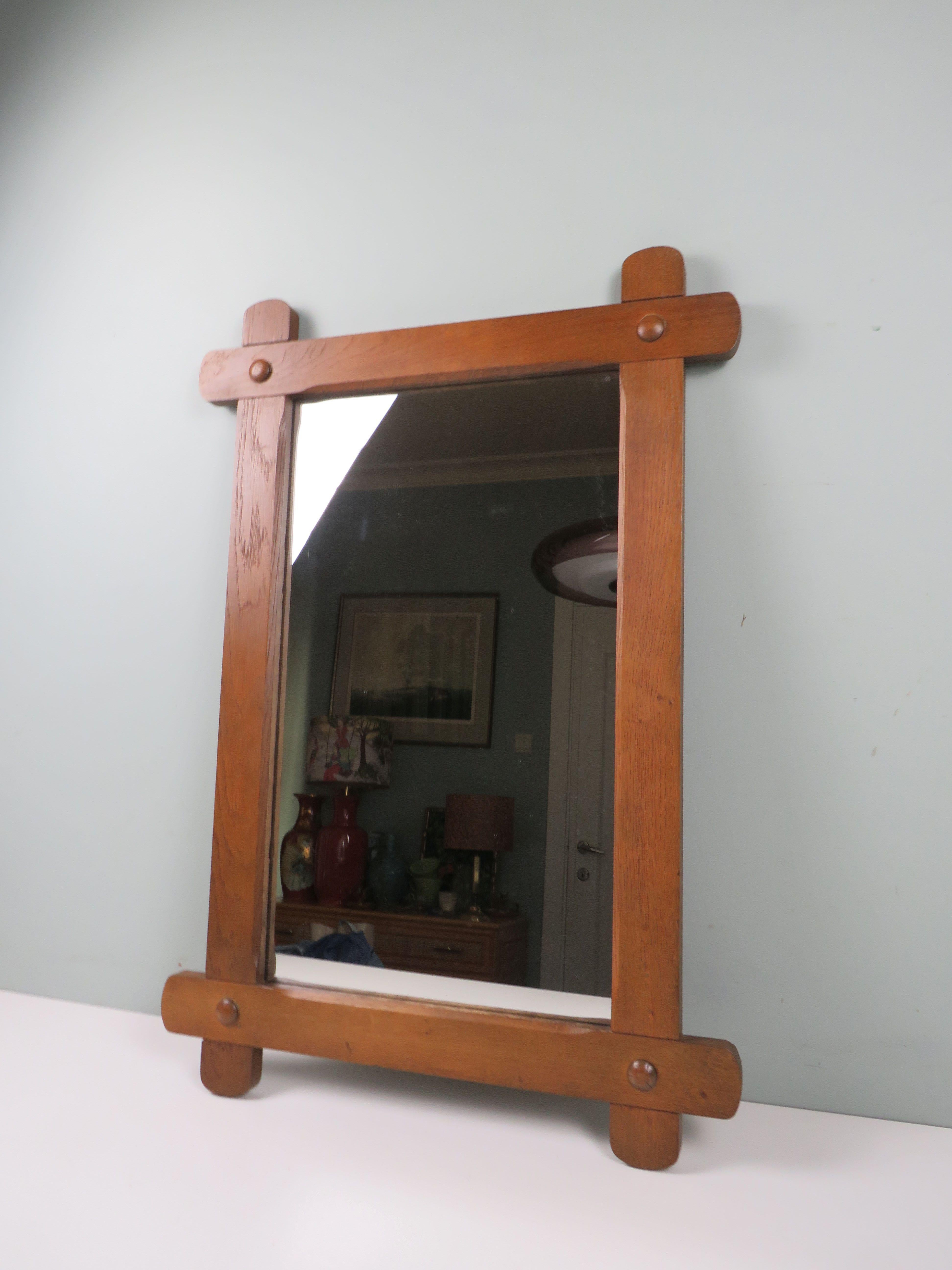 Mid-Century Eye-catcher in Oak
Give your space an artistic flair with this brutalist mirror from the 1960s.
The geometric, hand-carved frame in warm oak reflects the essence of mid-century craftsmanship.
A unique vintage object that exudes strength