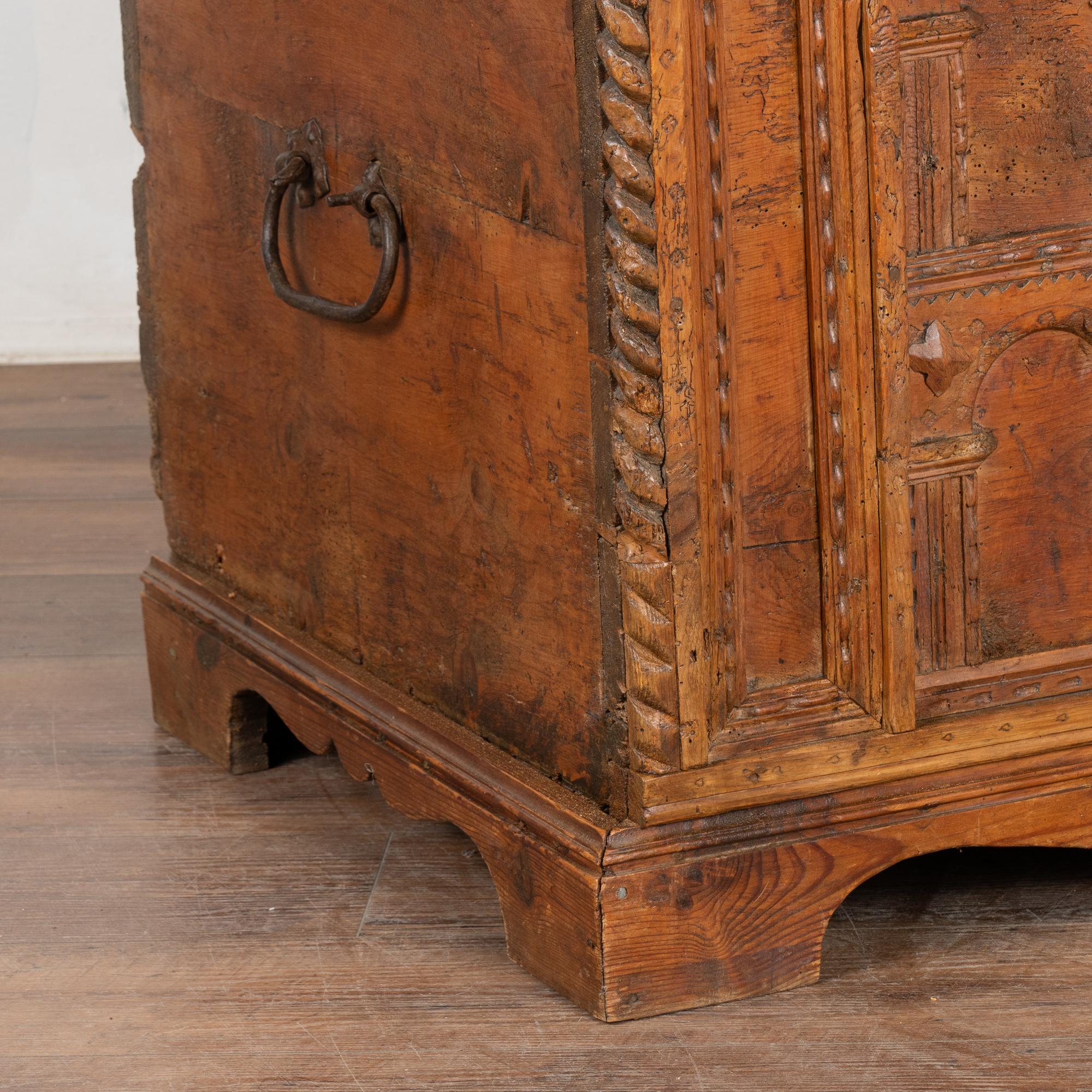 Grande baule di pino intagliato a mano, circa 1800 in vendita 3