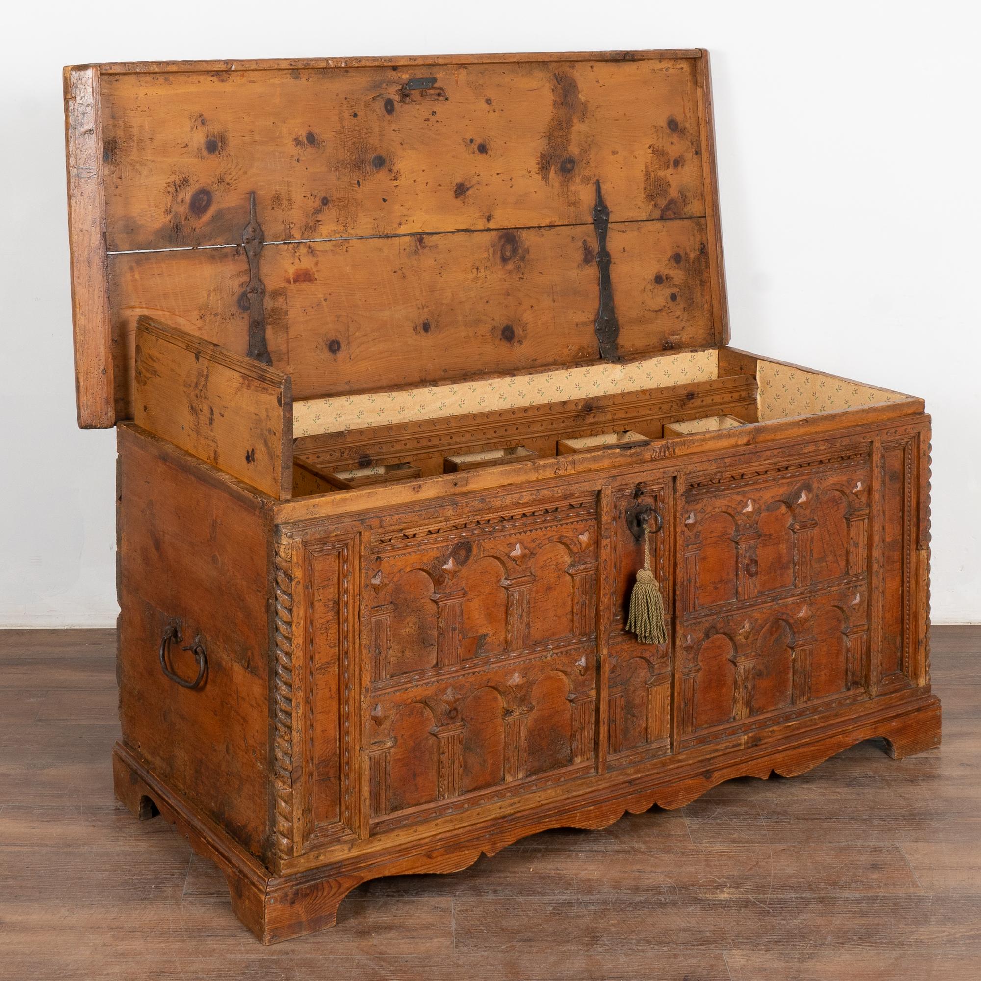Neogotico Grande baule di pino intagliato a mano, circa 1800 in vendita