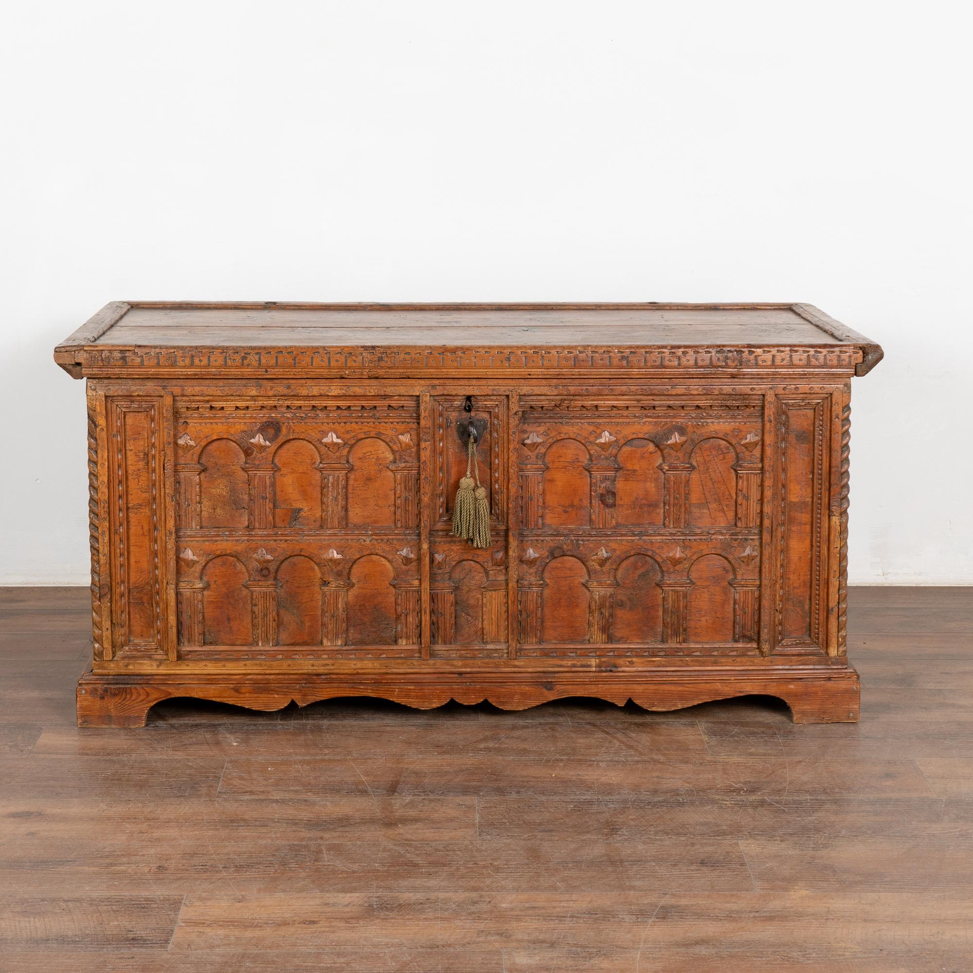 Grande baule di pino intagliato a mano, circa 1800 In condizioni discrete in vendita a Round Top, TX