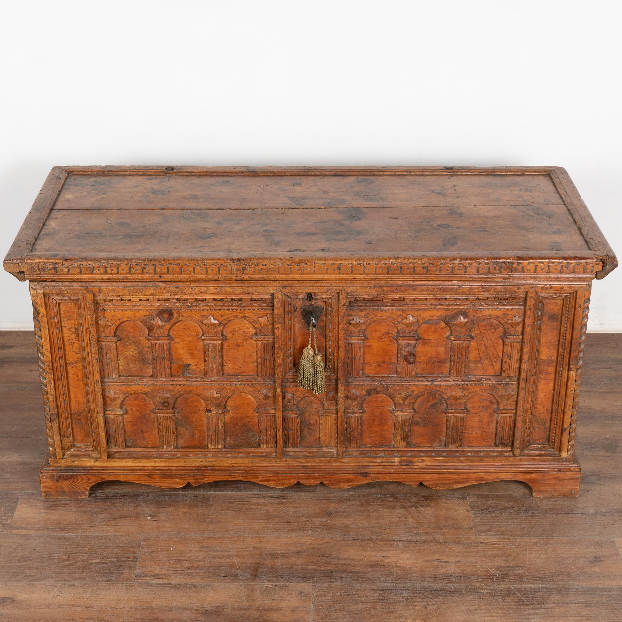 XIX secolo Grande baule di pino intagliato a mano, circa 1800 in vendita