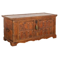 Grande baule di pino intagliato a mano, circa 1800