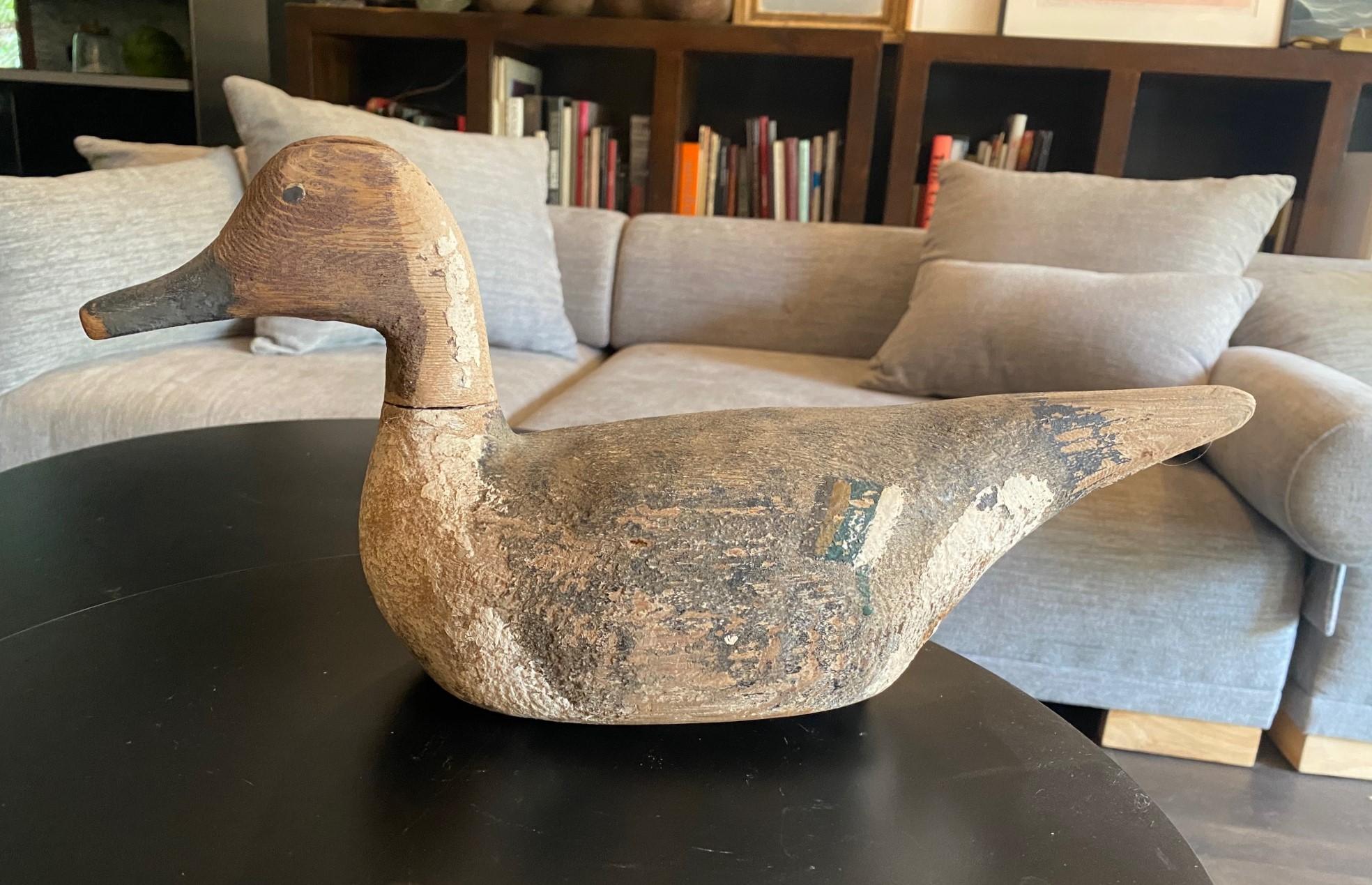 Un fantástico señuelo de pato o ánade real de principios o mediados del siglo XX, tallado y pintado a mano en madera.  Esta pieza tiene un color y una textura maravillosos.  

De una impresionante colección de señuelos antiguos de pato y cisne de