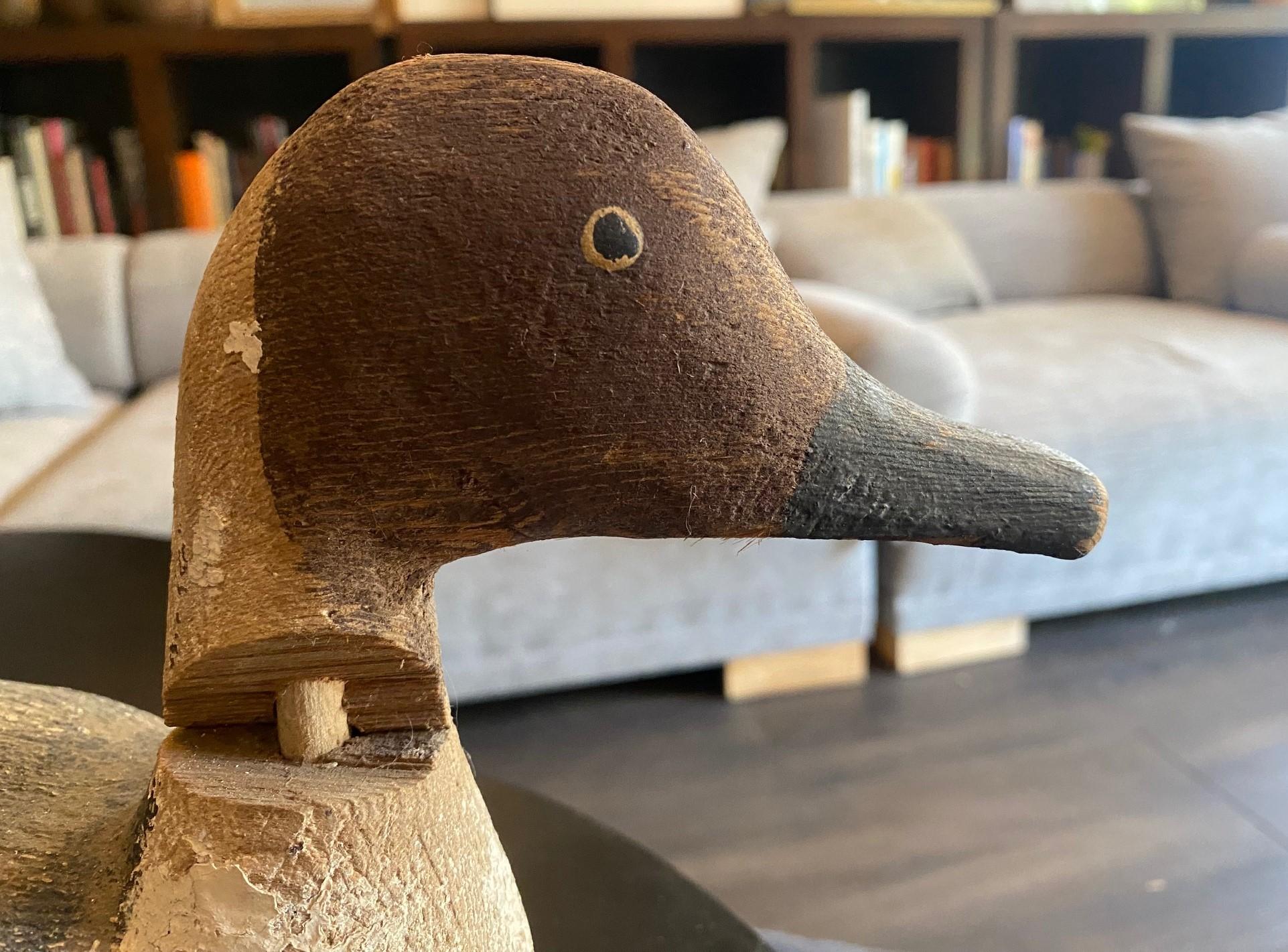 Escultura antigua de madera de pato tallada a mano, principios del siglo XX en venta 2