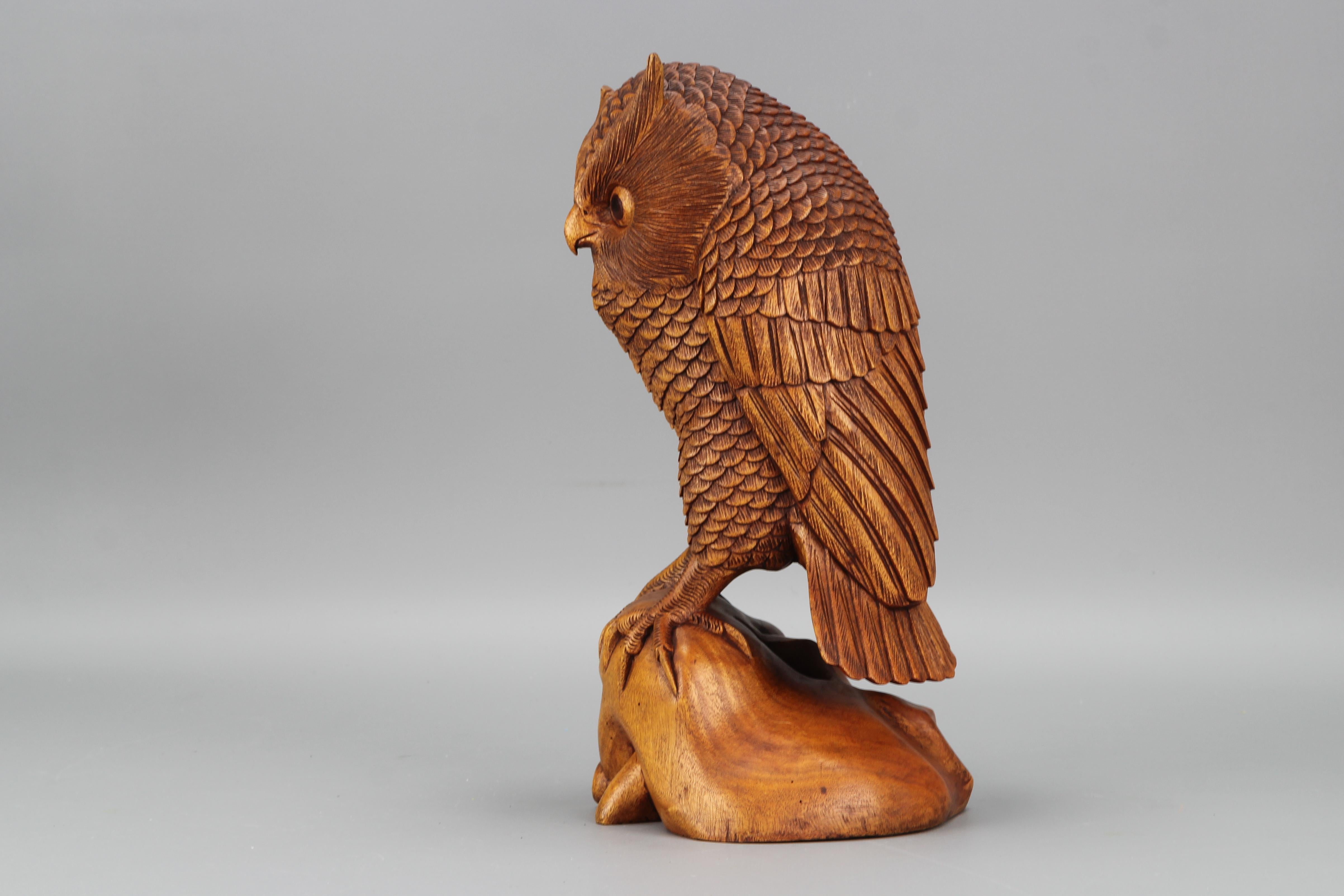 Hand-Carved Light-Brown Wooden Owl Sculpture  In Good Condition For Sale In Barntrup, DE