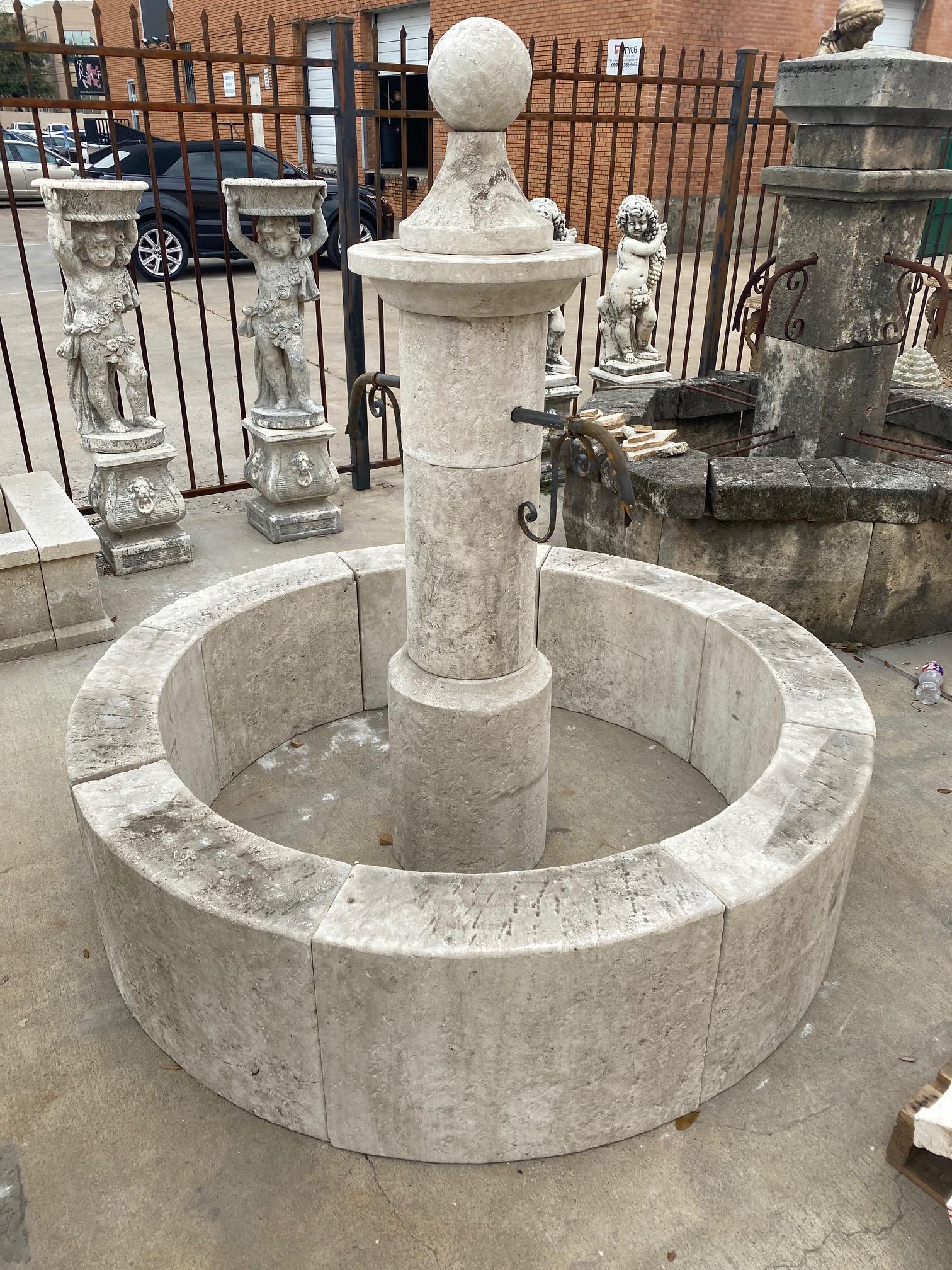Handgeschnitzter Zentralbrunnen aus Kalkstein (Französisch) im Angebot