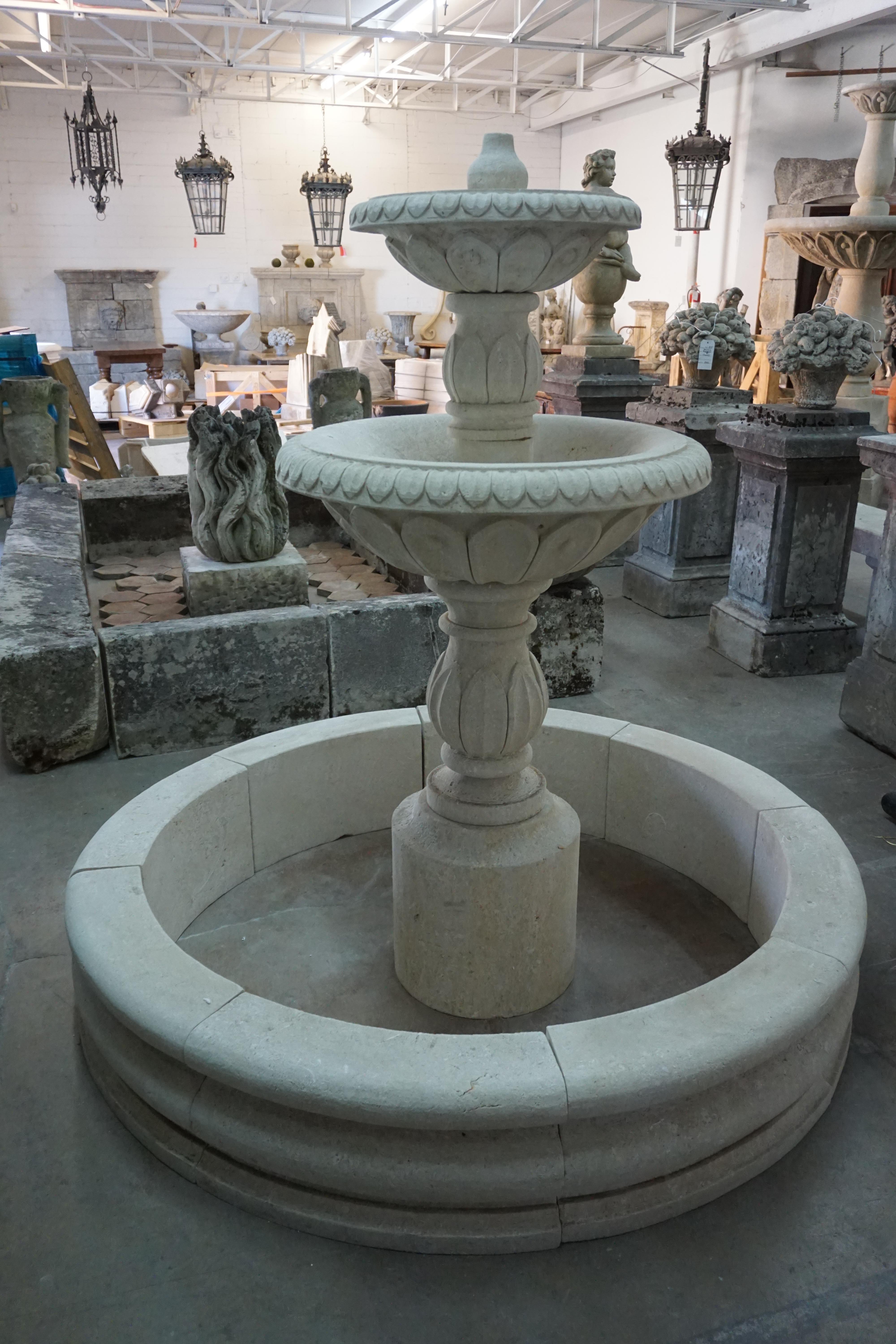 XXIe siècle et contemporain Fontaine centrale contemporaine en pierre calcaire française en vente