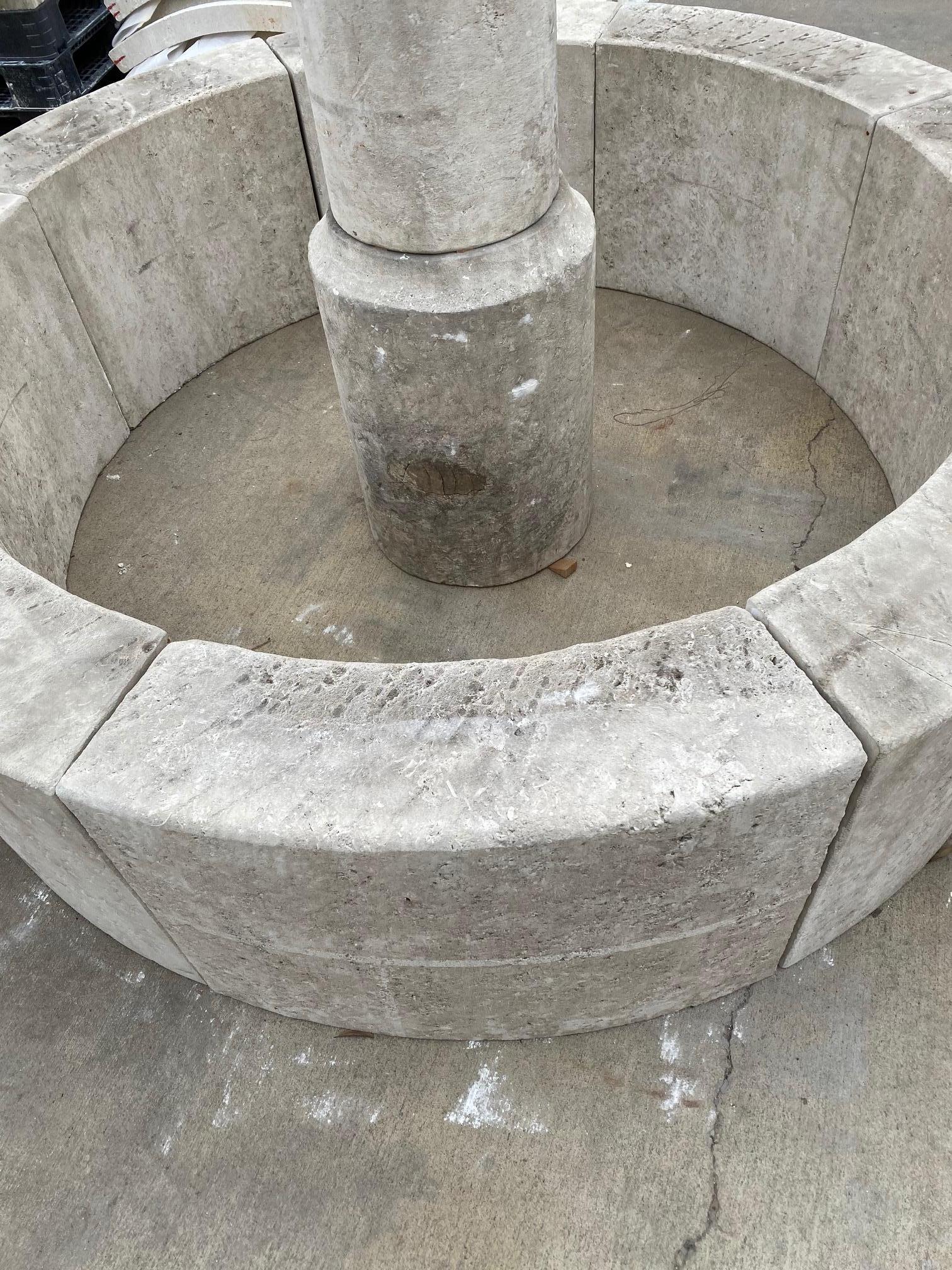 Handgeschnitzter Zentralbrunnen aus Kalkstein im Angebot 1