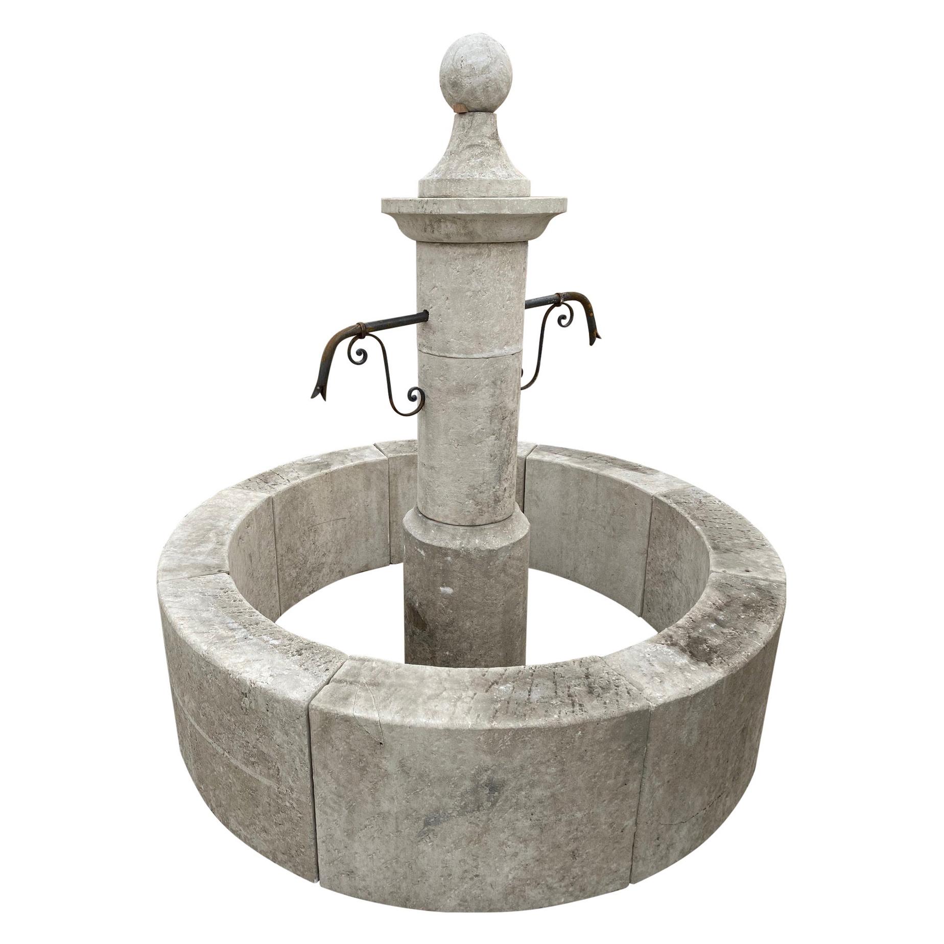 Fontaine centrale en pierre calcaire sculptée à la main