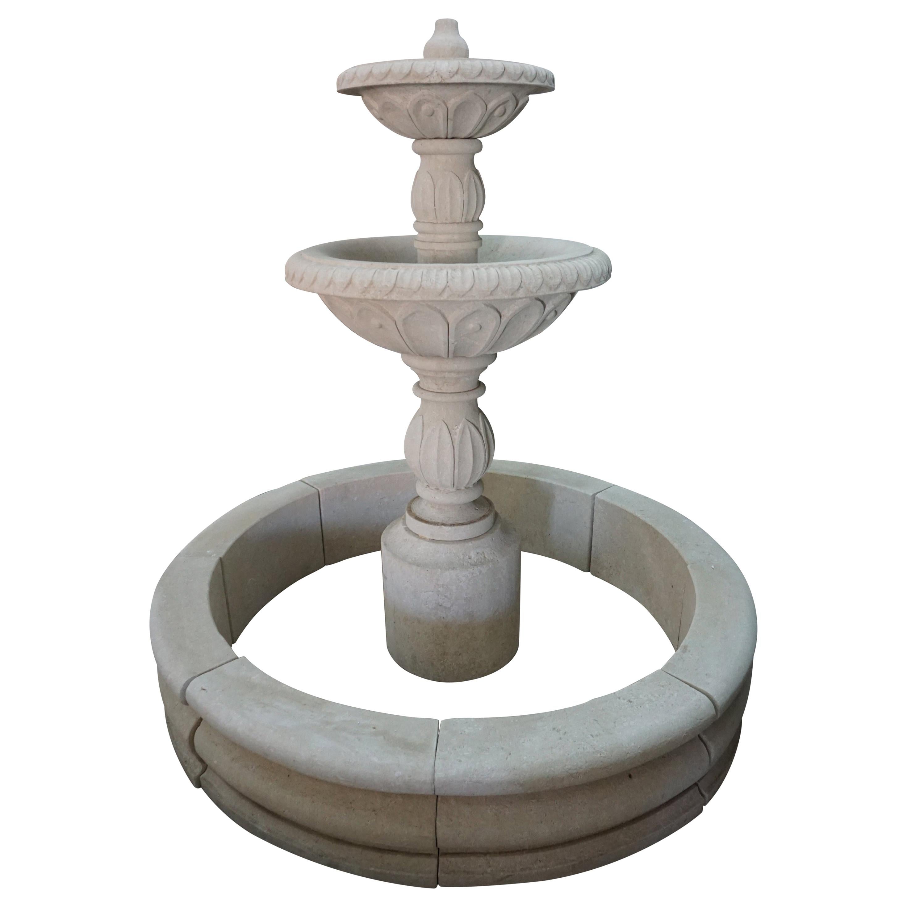 Fontaine centrale en pierre calcaire sculptée à la main