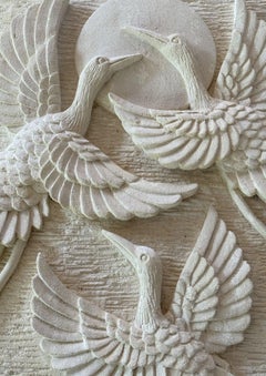 Pannello da parete con scultura a rilievo di una gru in pietra calcarea intagliata a mano