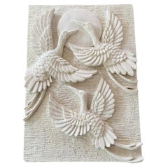 Pannello da parete con scultura a rilievo di una gru in pietra calcarea intagliata a mano