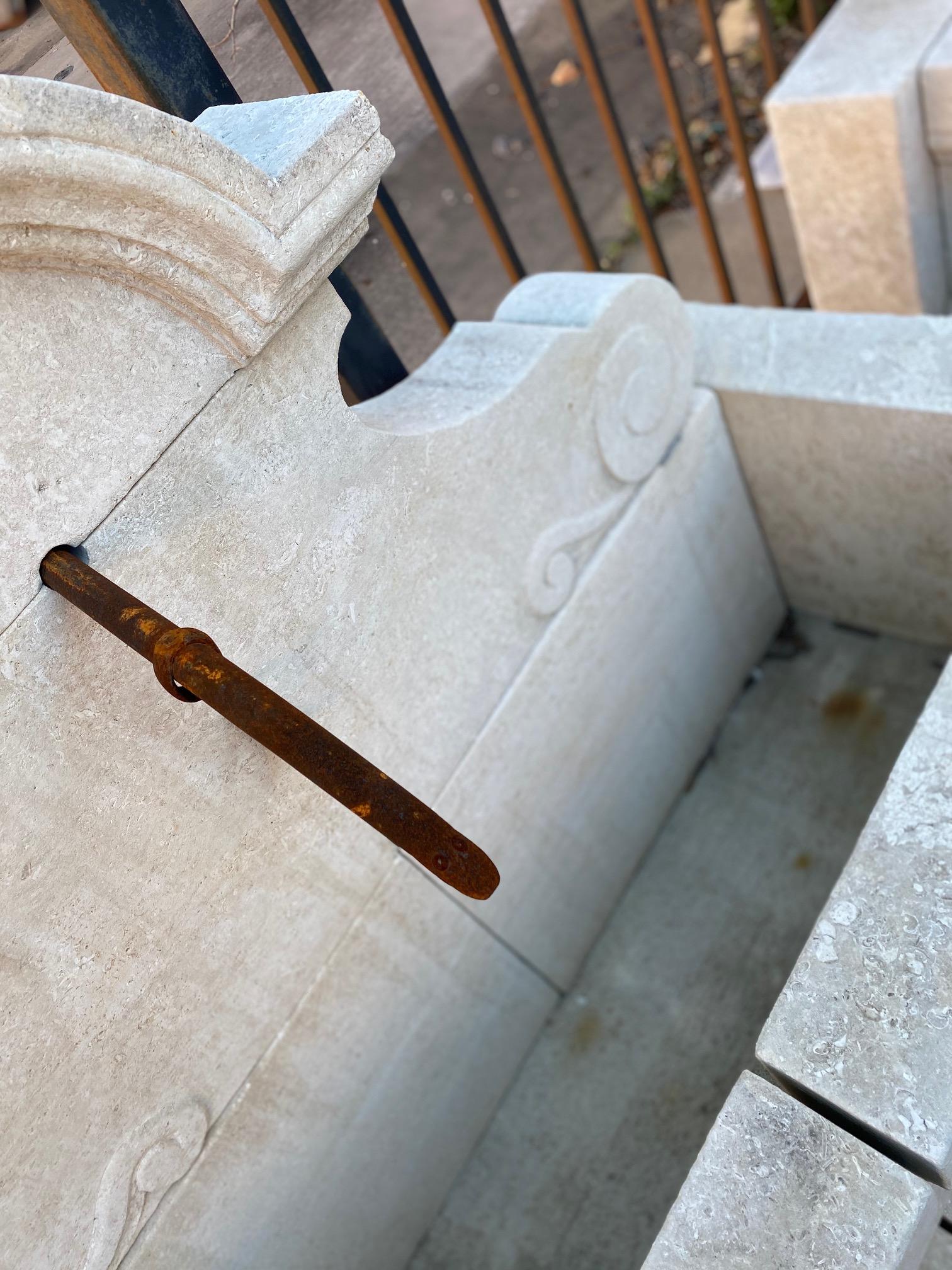 Handgeschnitzter Wandbrunnen aus Kalkstein im Zustand „Gut“ im Angebot in Dallas, TX