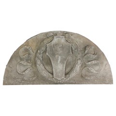 Handgeschnitzter Kalksteinkranz mit Kranz und Schild, Transom-Pediment, 19. Jahrhundert