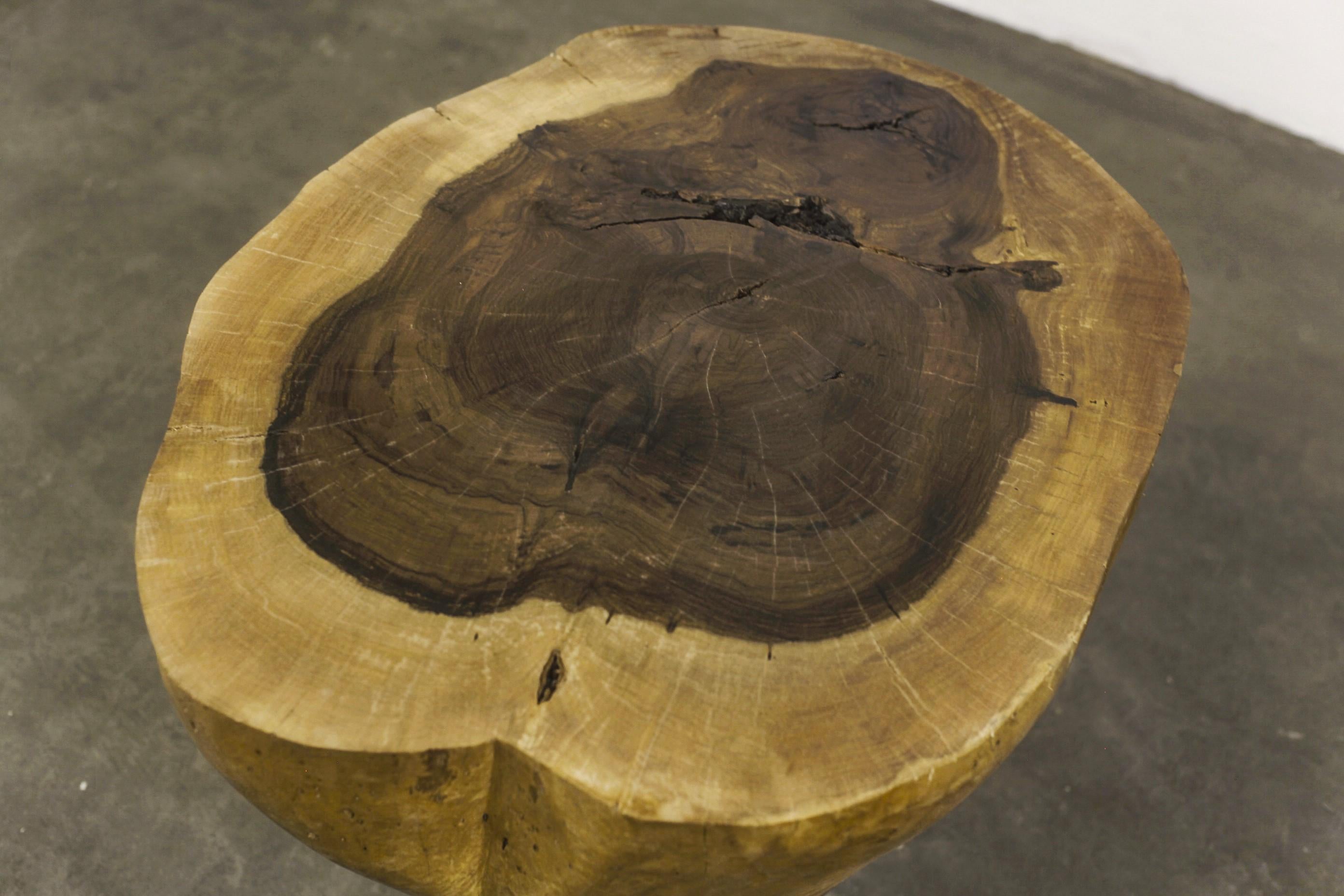 Argentin Table coffre en bois massif sculpté ƒ10 par Costantini, Francisco, en stock en vente