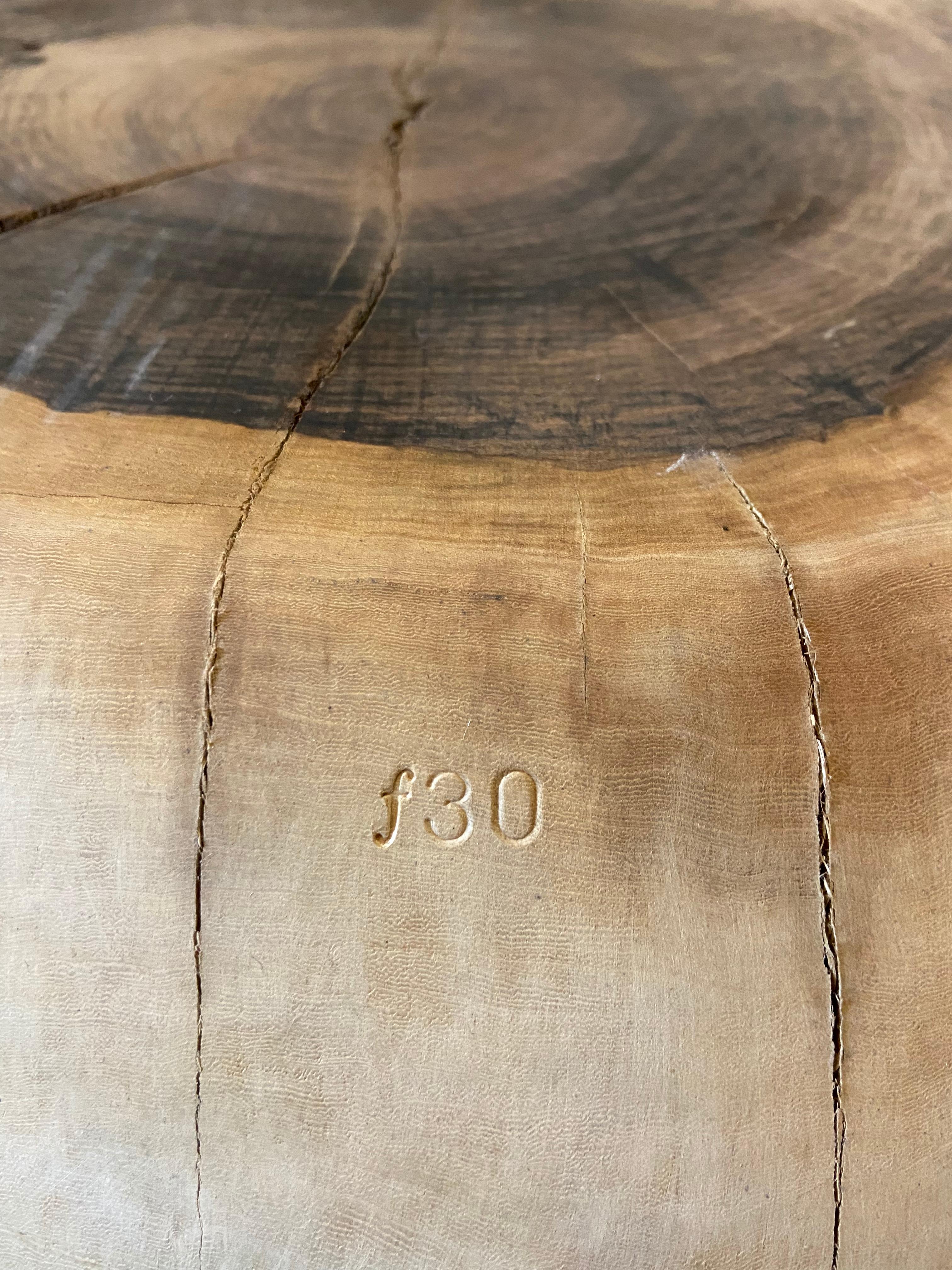 Handgeschnitzter Truhentisch aus Massivholz mit naturbelassener Kante 30 von Costantini, auf Lager im Zustand „Neu“ im Angebot in New York, NY