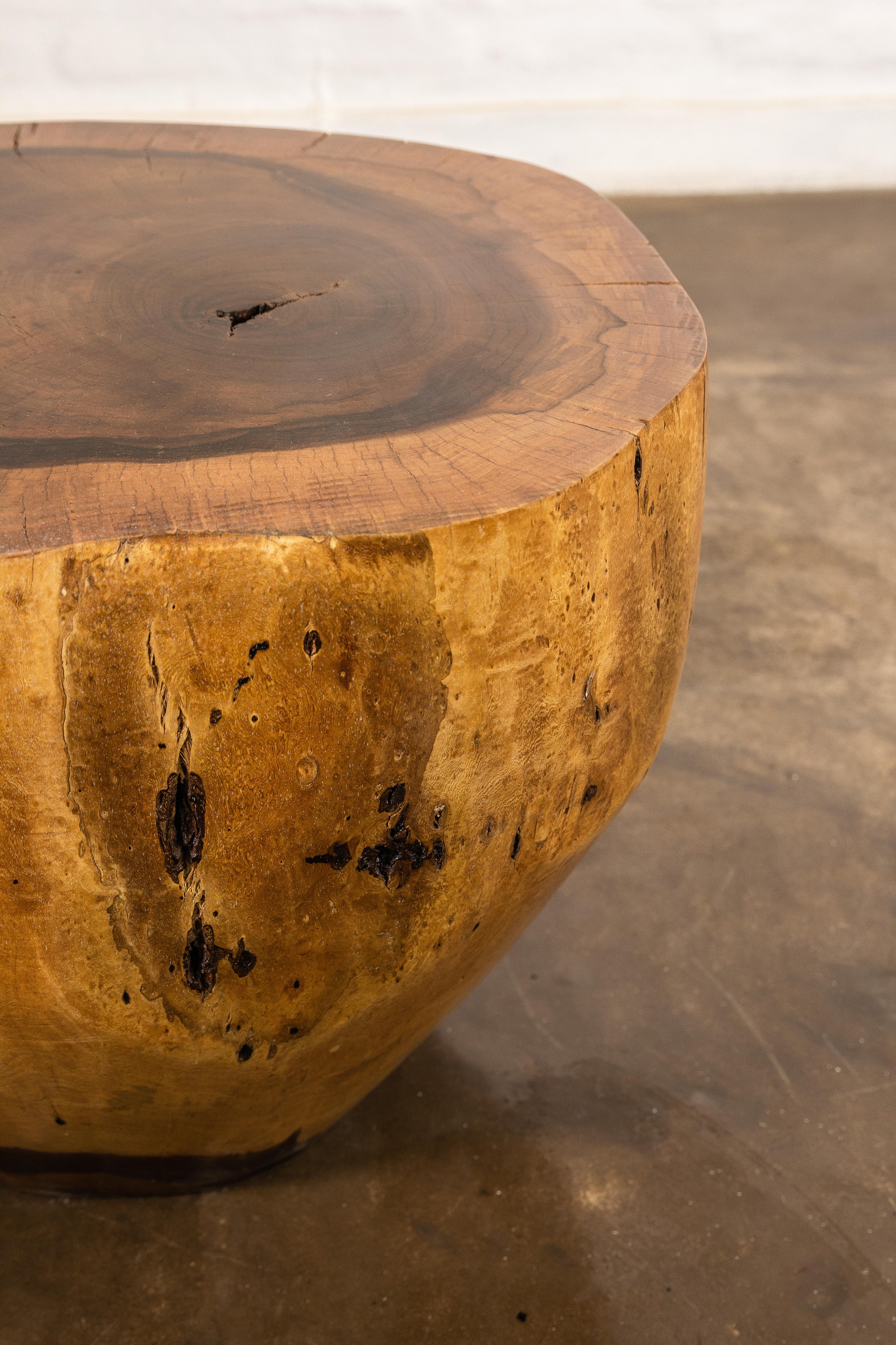 Bois Table coffre en bois massif sculpté ƒ35 par Costantini, Francisco, en stock en vente