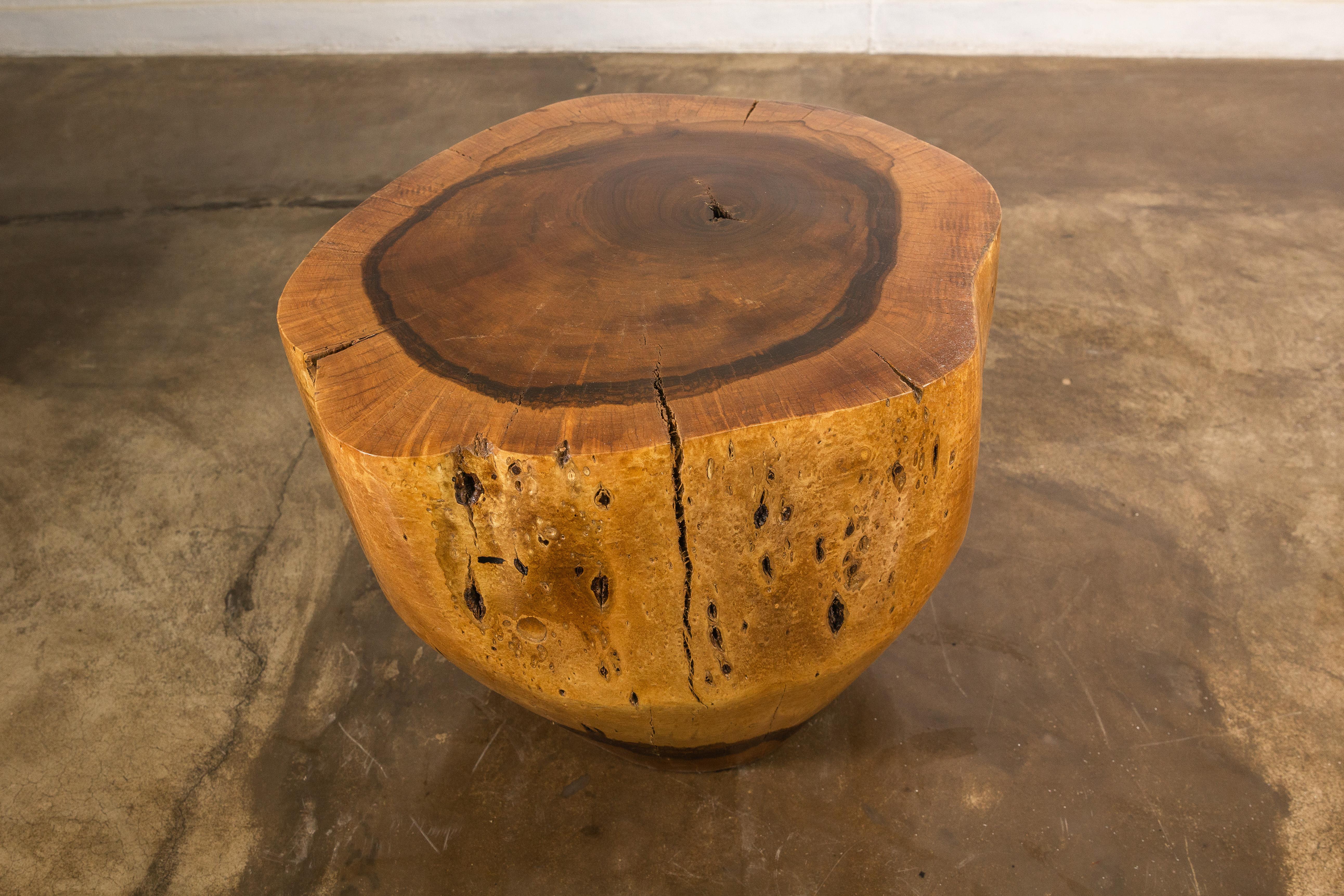 Table coffre en bois massif sculpté ƒ35 par Costantini, Francisco, en stock en vente 1