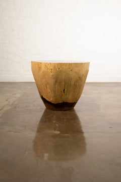 Tavolo a baule in legno massiccio intagliato a mano con bordo vivo ƒ36 di Costantini, In magazzino