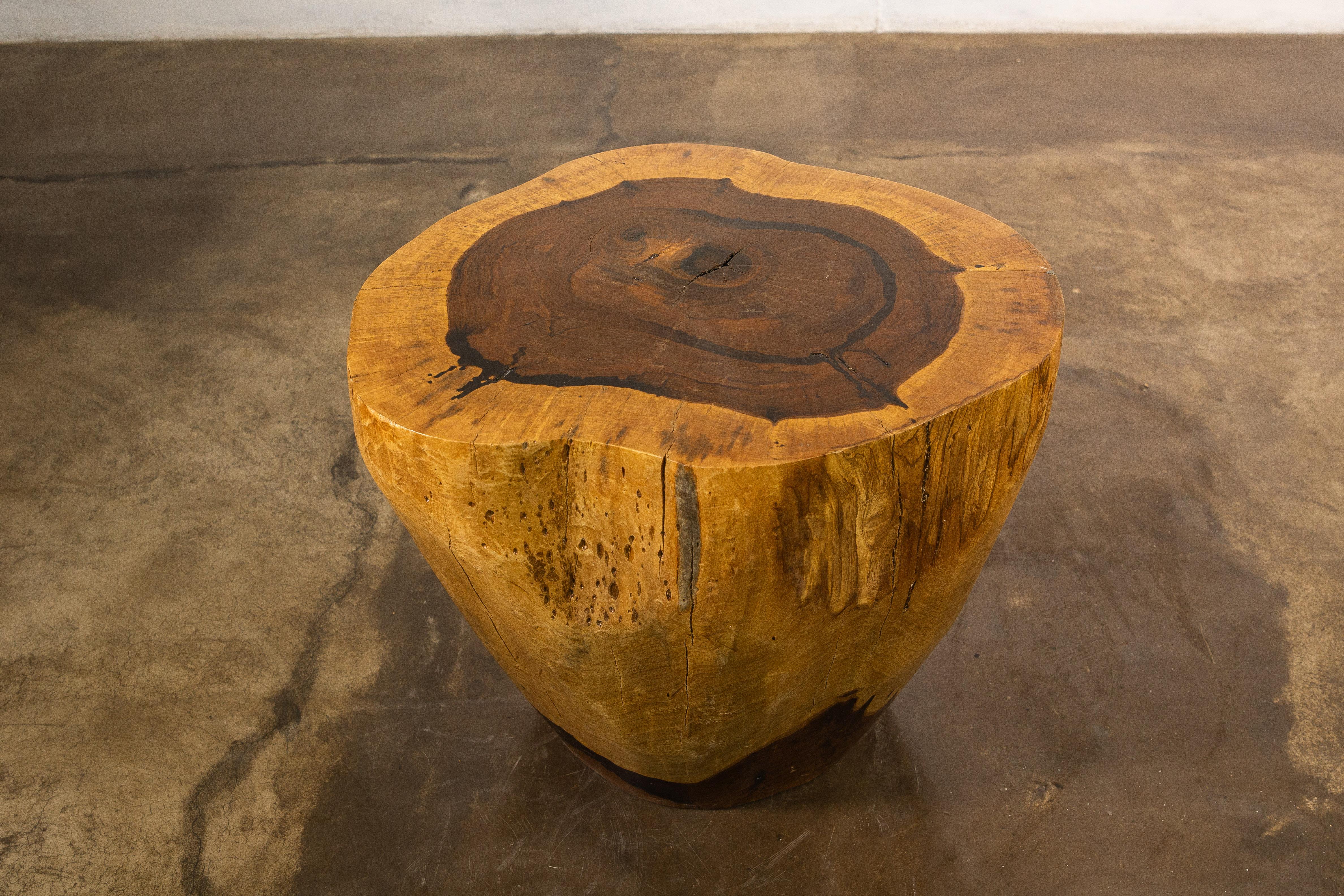Jeder Tisch der Francisco-Kollektion wird aus einem massiven Holzstamm aus nachhaltiger Forstwirtschaft in Argentinien handgeschnitzt und anschließend geschliffen und bearbeitet, um seine natürliche Schönheit zu unterstreichen. Die Oberseite ist mit