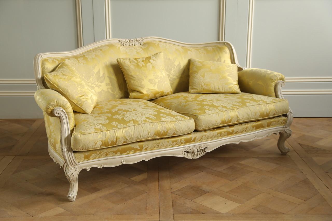 Handgeschnitztes Sofa im Louis-XV-Stil, hergestellt von La Maison London (Geschnitzt) im Angebot