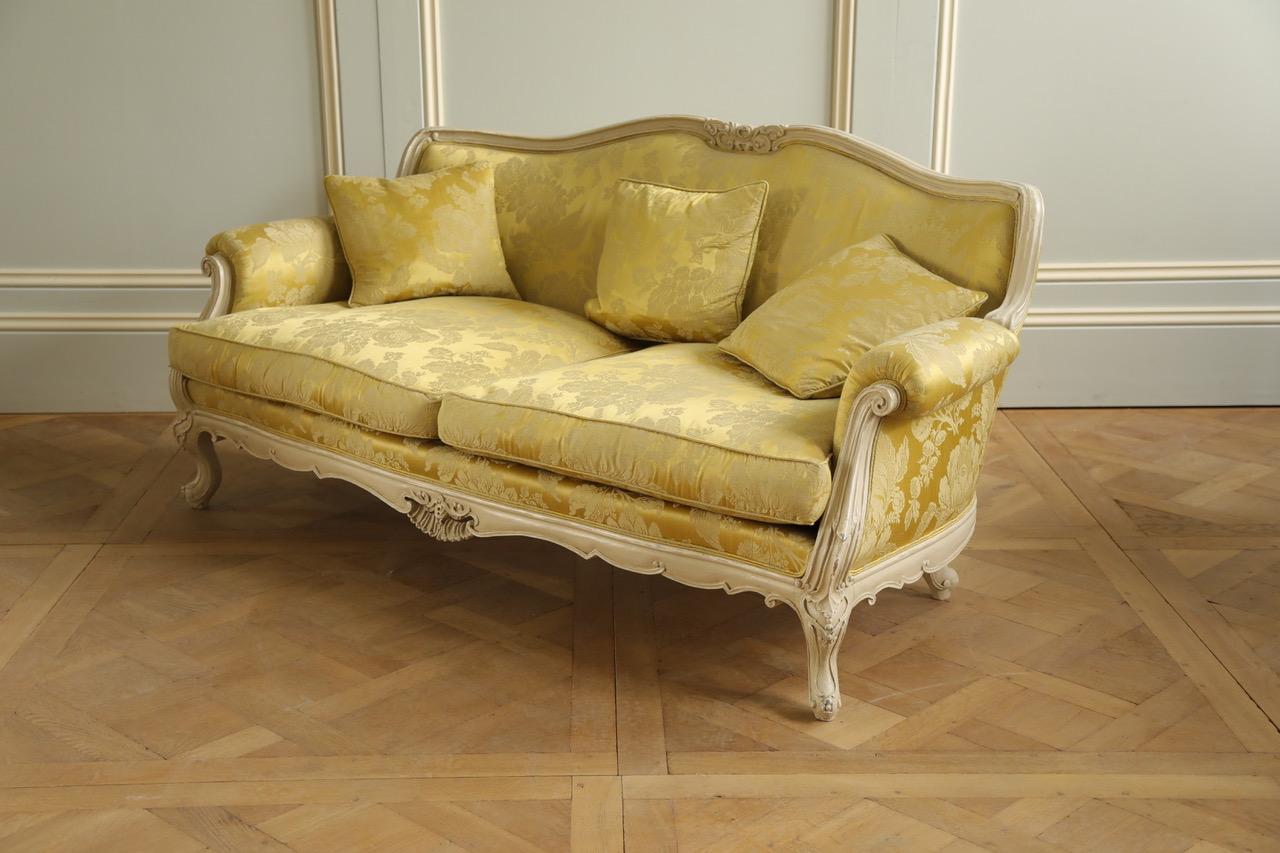 Handgeschnitztes Sofa im Louis-XV-Stil, hergestellt von La Maison London (21. Jahrhundert und zeitgenössisch) im Angebot