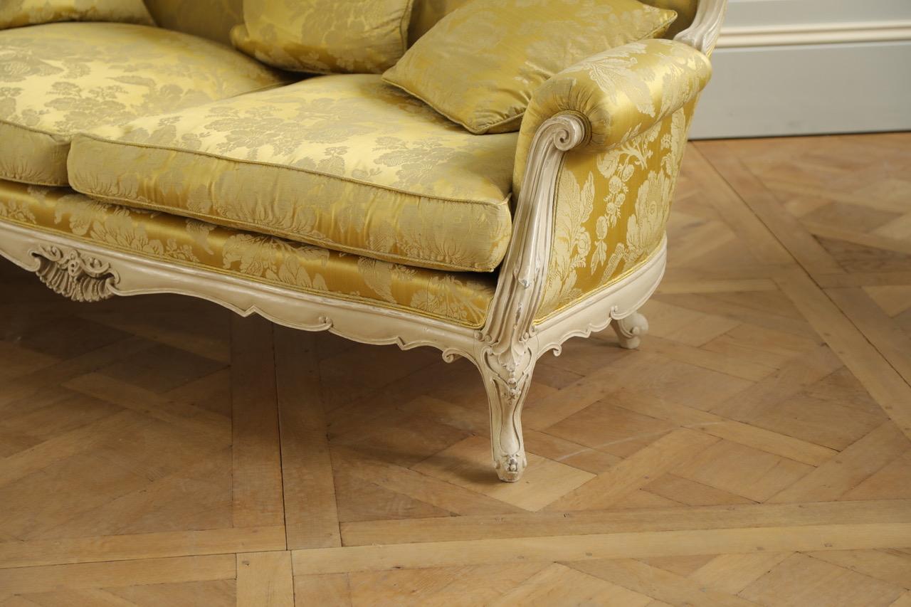 Handgeschnitztes Sofa im Louis-XV-Stil, hergestellt von La Maison London (Hartholz) im Angebot