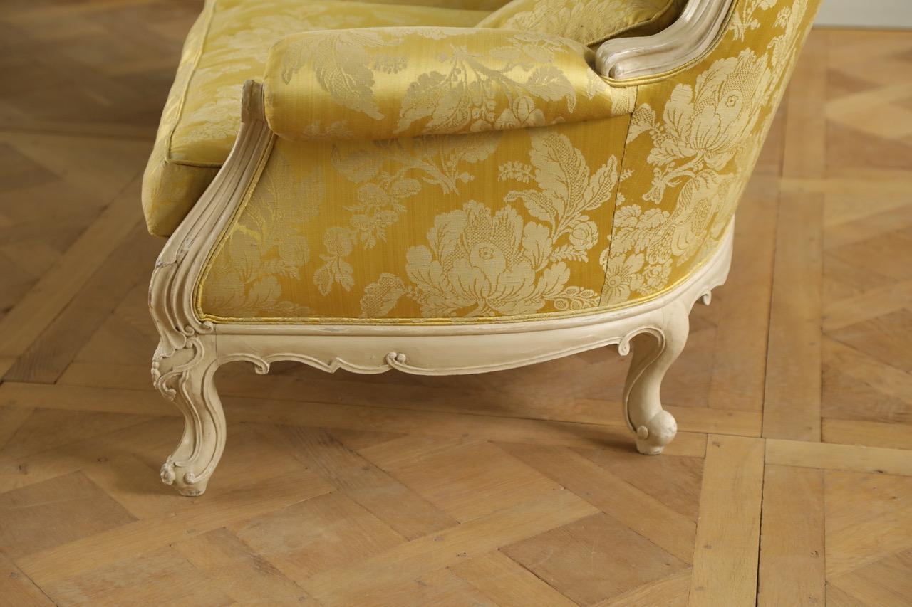 Handgeschnitztes Sofa im Louis-XV-Stil, hergestellt von La Maison London im Angebot 1