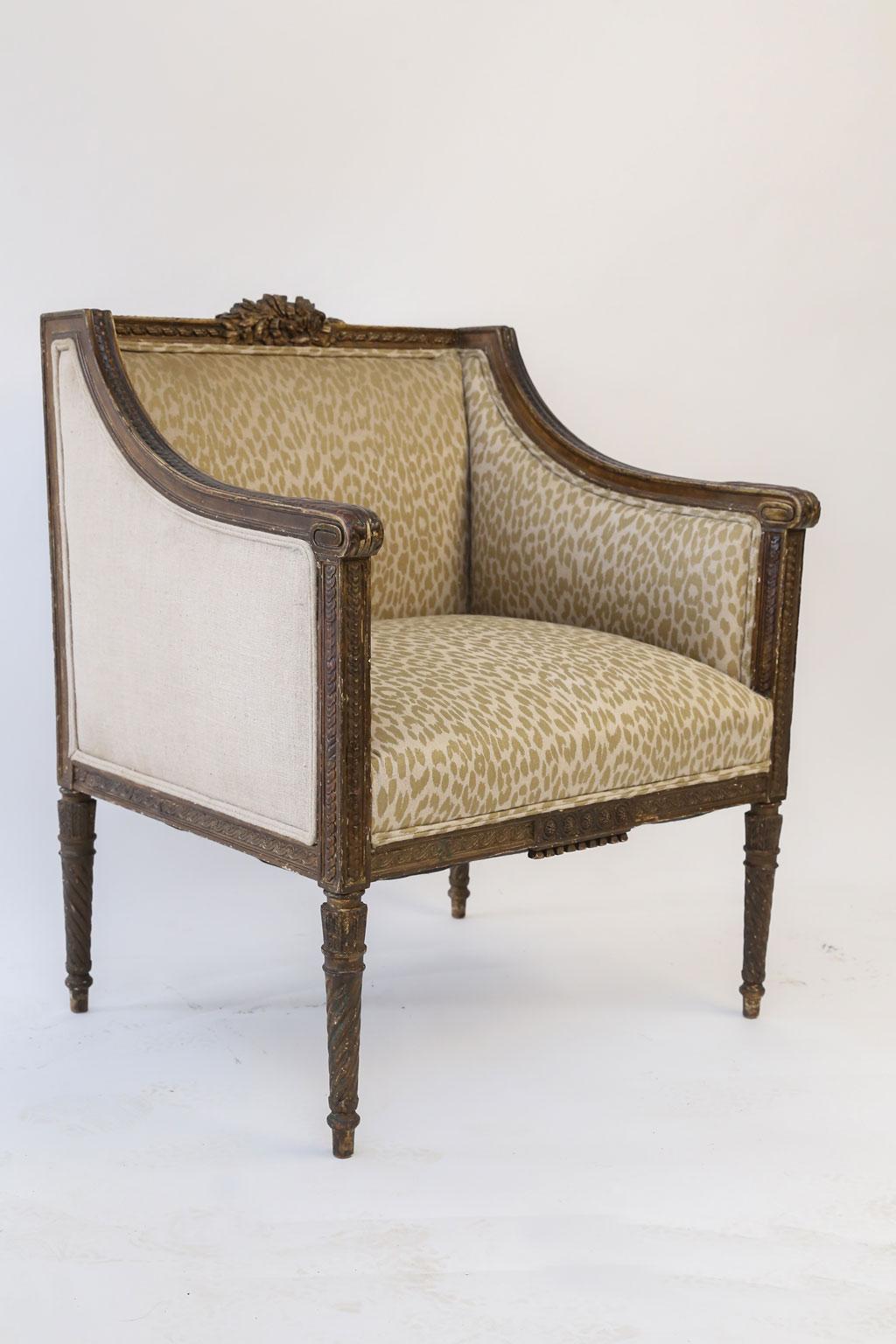 Handgeschnitzter Louis-XVI-Bergère-Sessel aus Frankreich, gepolstert mit Vintage-Stoff. Dieser französische Sessel aus dem 18. Jahrhundert ist handgeschnitzt in Obstholz (wahrscheinlich Nussbaum) um 1775-1795 mit Resten von nachgedunkelter