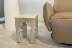 Tavolino basso in marmo Katni intagliato a mano, Stephanie Odegard