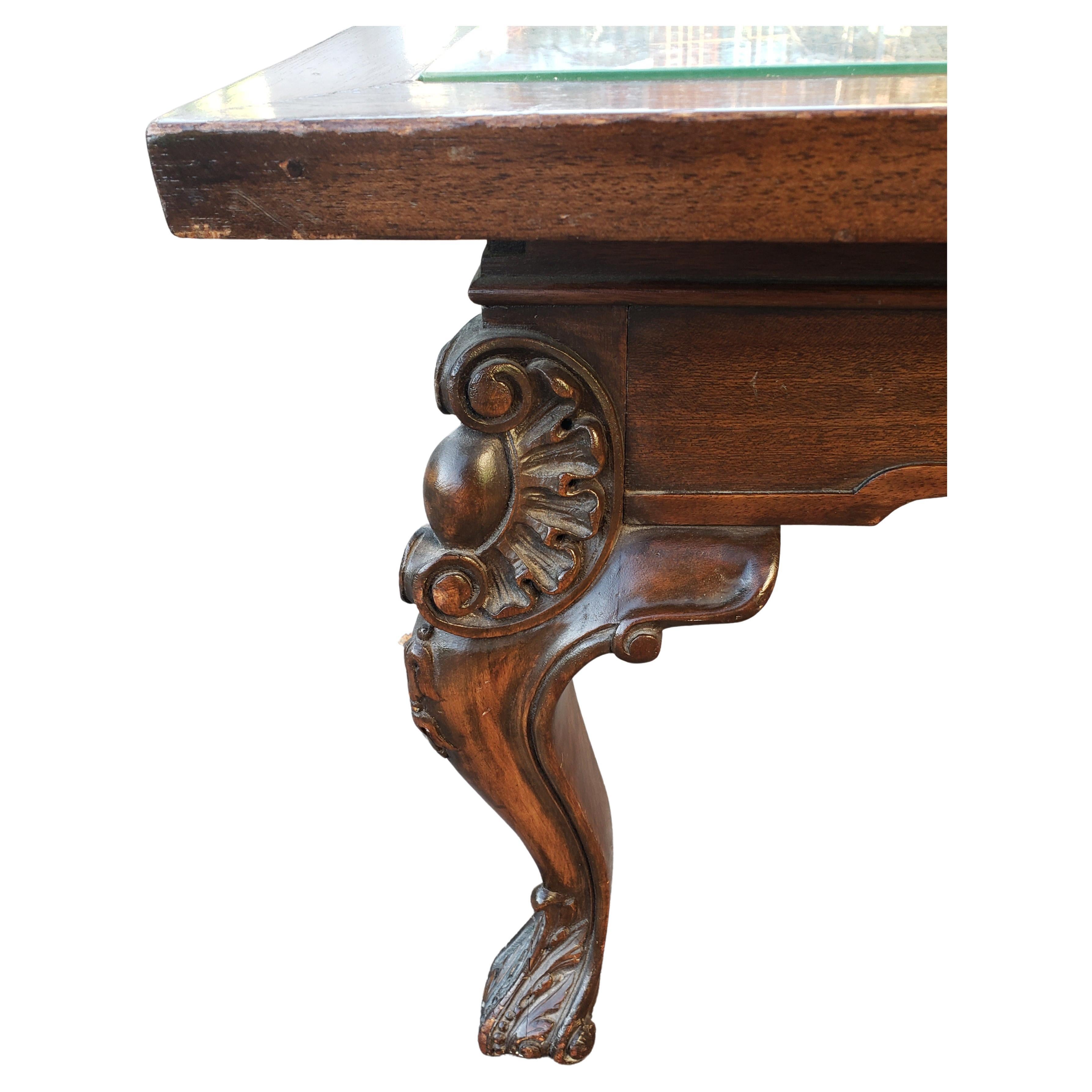 Table basse en acajou sculptée à la main avec plateau en verre surmonté d'un tissu fait main en vente 2