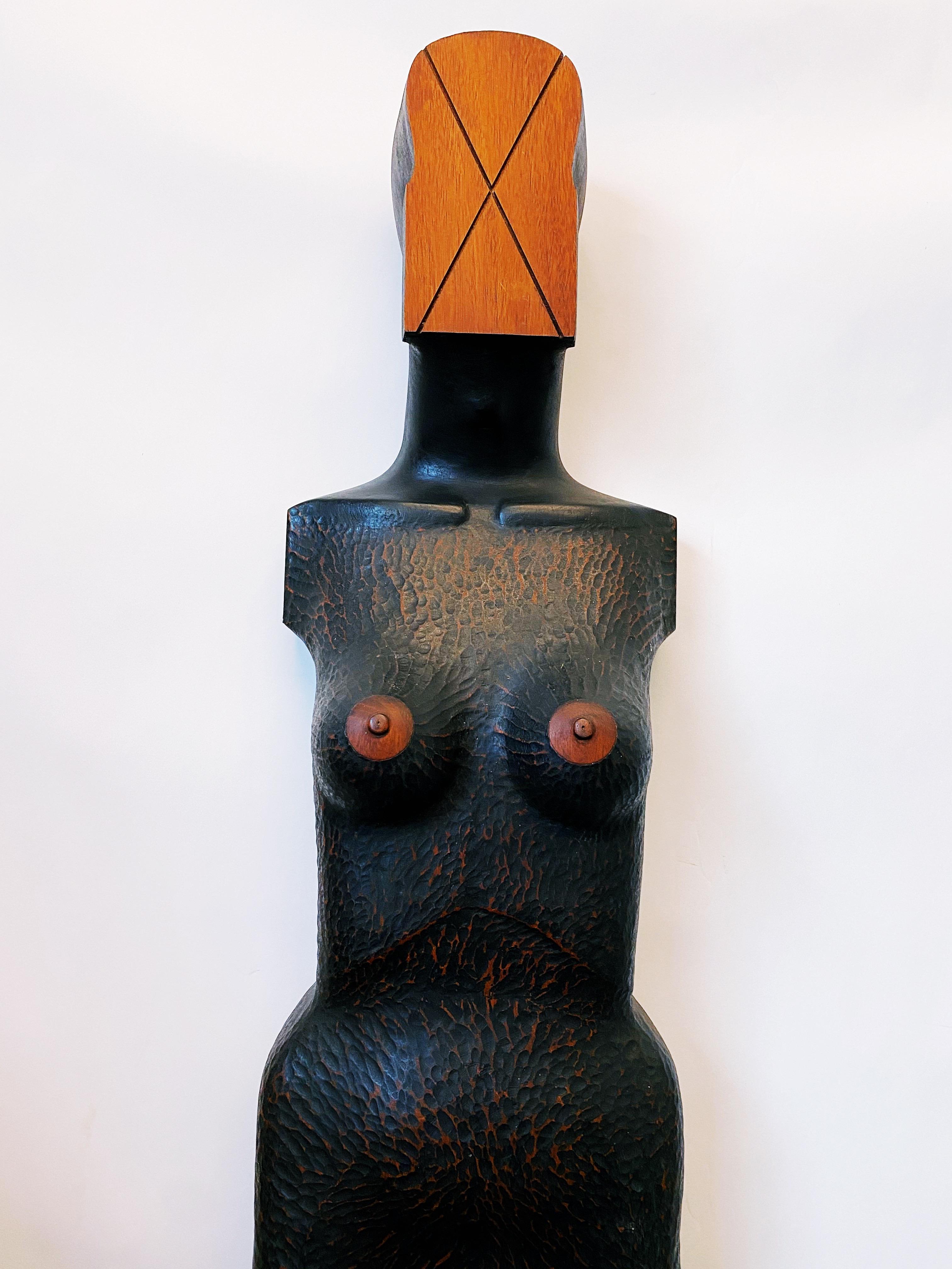Cette sculpture figurative sculptée à la main est en bon état général. Texture ciselée à la main. Acajou. Réalisé par l'artiste local Jim Pruitt, un artiste bien connu de San Antonio, décédé en 2011.
Les années 80, USA.
Dimensions : 13 x 8 x 69,5.